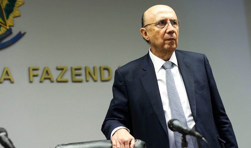 O ministro da Fazenda, Henrique Meirelles, não descartou a possibilidade de o governo aumentar tributos para cumprir a meta de deficit de R$ 139 bilhões para o Governo Central para o próximo ano; segundo ele, somente no fim de agosto, quando o projeto do Orçamento do próximo ano será enviado ao Congresso, a equipe econômica definirá se será necessário elevar impostos para obter receitas adicionais de R$ 55 bilhões em 2017 (Foto: Valter Lima) O ministro da Fazenda, Henrique Meirelles, não descartou a possibilidade de o governo aumentar tributos para cumprir a meta de deficit de R$ 139 bilhões para o Governo Central para o próximo ano; segundo ele, somente no fim de agosto, quando o projeto do Orçamento do próximo ano será enviado ao Congresso, a equipe econômica definirá se será necessário elevar impostos para obter receitas adicionais de R$ 55 bilhões em 2017