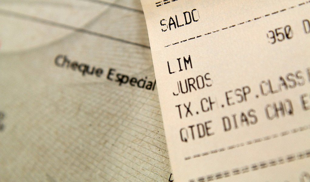 Segundo dados do Banco Central (BC), taxa do cheque especial aumentou 4,7 pontos percentuais de maio para junho, quando chegou a 315,7% ao ano; essa é a maior taxa da série histórica do BC, iniciada em julho de 1994; taxa de juros do rotativo do cartão de crédito caiu 0,6 ponto percentual de maio para junho, mas continua sendo a mais cara entre as pesquisadas pelo BCE; em junho, taxa do rotativo ficou em 470,9% ao ano (Foto: Paulo Emílio) Segundo dados do Banco Central (BC), taxa do cheque especial aumentou 4,7 pontos percentuais de maio para junho, quando chegou a 315,7% ao ano; essa é a maior taxa da série histórica do BC, iniciada em julho de 1994; taxa de juros do rotativo do cartão de crédito caiu 0,6 ponto percentual de maio para junho, mas continua sendo a mais cara entre as pesquisadas pelo BCE; em junho, taxa do rotativo ficou em 470,9% ao ano