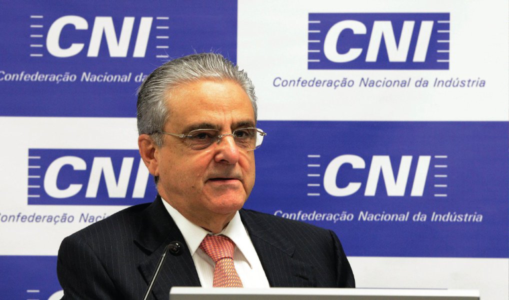 Depois da repercussão de declarações feitas durante evento realizado nesta sexta (8) em Brasília, com a presença do interino Michel Temer, o presidente da Confederação Nacional da Indústria (CNI), Robson Braga de Andrade, divulgou nota para afirmar que ele "JAMAIS" defendeu o aumento da jornada de trabalho; "A CNI tem profundo respeito pelos trabalhadores brasileiros e pelos direitos constitucionais, símbolo máximo das conquistas sociais de nossa sociedade", afirma a entidade, lembrando que a jornada semanal, pela Constituição, é de no máximo 44 horas (Foto: Valter Lima) Depois da repercussão de declarações feitas durante evento realizado nesta sexta (8) em Brasília, com a presença do interino Michel Temer, o presidente da Confederação Nacional da Indústria (CNI), Robson Braga de Andrade, divulgou nota para afirmar que ele "JAMAIS" defendeu o aumento da jornada de trabalho; "A CNI tem profundo respeito pelos trabalhadores brasileiros e pelos direitos constitucionais, símbolo máximo das conquistas sociais de nossa sociedade", afirma a entidade, lembrando que a jornada semanal, pela Constituição, é de no máximo 44 horas