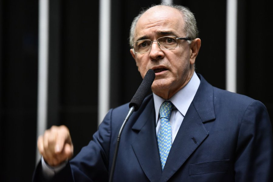 "A central de boataria da esquerda tem se empenhado em confundir o trabalhador. Mas é importante deixar claro que a PEC 241 é a PEC do Emprego", diz o presidente do DEM na Bahia, deputado federal José Carlos Aleluia, "confiante na aprovação" da Proposta de Emenda Constitucional que estabelece um teto para os gastos governamentais, a PEC 241; a medida está em votação na Câmara nesta segunda-feira; "Baixar os gastos significa controlar a dívida. Controlar a dívida significa reduzir os juros. Reduzir os juros significa a atração de novos investimentos para o país. Novos investimentos significa o aumento do emprego", diz Aleluia (Foto: Romulo Faro) "A central de boataria da esquerda tem se empenhado em confundir o trabalhador. Mas é importante deixar claro que a PEC 241 é a PEC do Emprego", diz o presidente do DEM na Bahia, deputado federal José Carlos Aleluia, "confiante na aprovação" da Proposta de Emenda Constitucional que estabelece um teto para os gastos governamentais, a PEC 241; a medida está em votação na Câmara nesta segunda-feira; "Baixar os gastos significa controlar a dívida. Controlar a dívida significa reduzir os juros. Reduzir os juros significa a atração de novos investimentos para o país. Novos investimentos significa o aumento do emprego", diz Aleluia