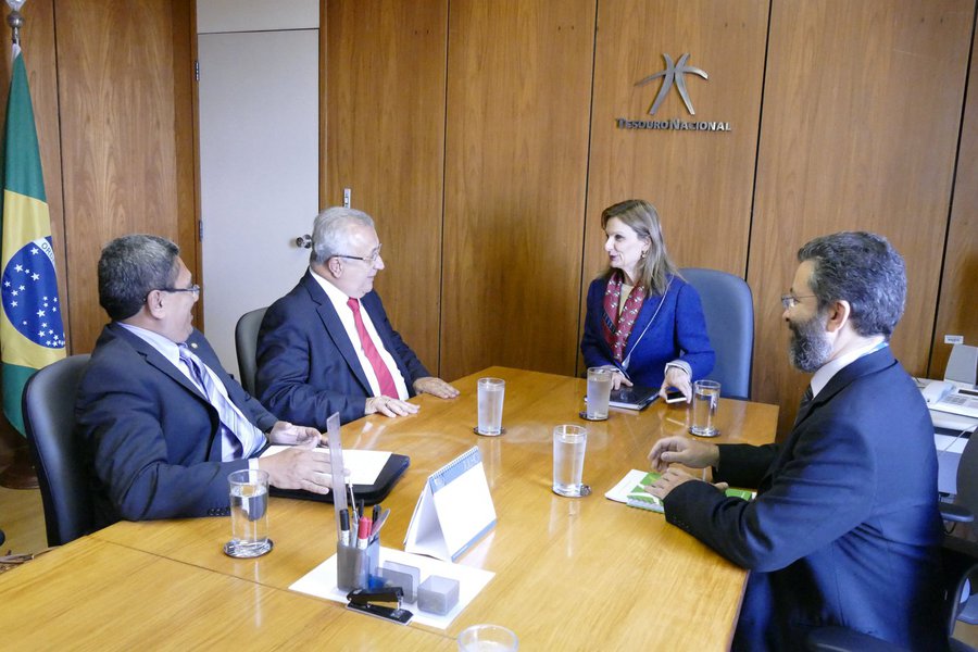 O governador Jackson Barreto esteve reunido em Brasília nesta terça (5), com a secretária do Tesouro Nacional (STN), Ana Paula Vescovi, para tratar da liberação de recursos para investimentos no estado, a exemplo da contratação da linha de financiamento Proredes, disponibilizada pelo Banco Interamericano de Desenvolvimento (BID), no valor de U$ 100 milhões para Sergipe, o que equivale a R$ 330 milhões na cotação do dia; além desse assunto, tratou-se também das dificuldades financeiras do Governo do Estado e a possibilidade de se buscar acesso a novas linhas de crédito, como a DPL 2, disponibilizado pelo Banco Mundial (Foto: Valter Lima) O governador Jackson Barreto esteve reunido em Brasília nesta terça (5), com a secretária do Tesouro Nacional (STN), Ana Paula Vescovi, para tratar da liberação de recursos para investimentos no estado, a exemplo da contratação da linha de financiamento Proredes, disponibilizada pelo Banco Interamericano de Desenvolvimento (BID), no valor de U$ 100 milhões para Sergipe, o que equivale a R$ 330 milhões na cotação do dia; além desse assunto, tratou-se também das dificuldades financeiras do Governo do Estado e a possibilidade de se buscar acesso a novas linhas de crédito, como a DPL 2, disponibilizado pelo Banco Mundial