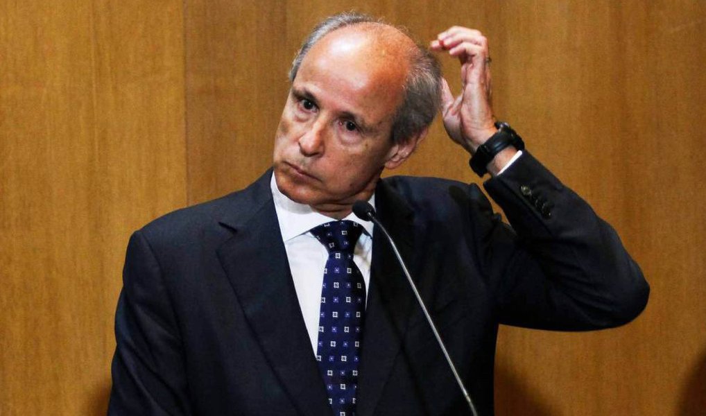 O presidente do grupo Andrade Gutierrez, Otávio Azevedo, afirmou que o pagamento de propina era visto como "algo natural" dentro da empresa; "Era um custo comercial", afirmou ele, em audiência realizada nesta quinta (28); segundo ele, os custos da propina eram inseridos na composição do orçamento da obra, junto com gastos administrativos, de locação, mão de obra e afins; de acordo com Azevedo, foram R$ 40 milhões de propina pagos entre 2008 e 2014, a maior parte feita por meio de doações eleitorais; "Era um bônus eleitoral; se enquadrava dentro de um processo formal", disse (Foto: Valter Lima) O presidente do grupo Andrade Gutierrez, Otávio Azevedo, afirmou que o pagamento de propina era visto como "algo natural" dentro da empresa; "Era um custo comercial", afirmou ele, em audiência realizada nesta quinta (28); segundo ele, os custos da propina eram inseridos na composição do orçamento da obra, junto com gastos administrativos, de locação, mão de obra e afins; de acordo com Azevedo, foram R$ 40 milhões de propina pagos entre 2008 e 2014, a maior parte feita por meio de doações eleitorais; "Era um bônus eleitoral; se enquadrava dentro de um processo formal", disse