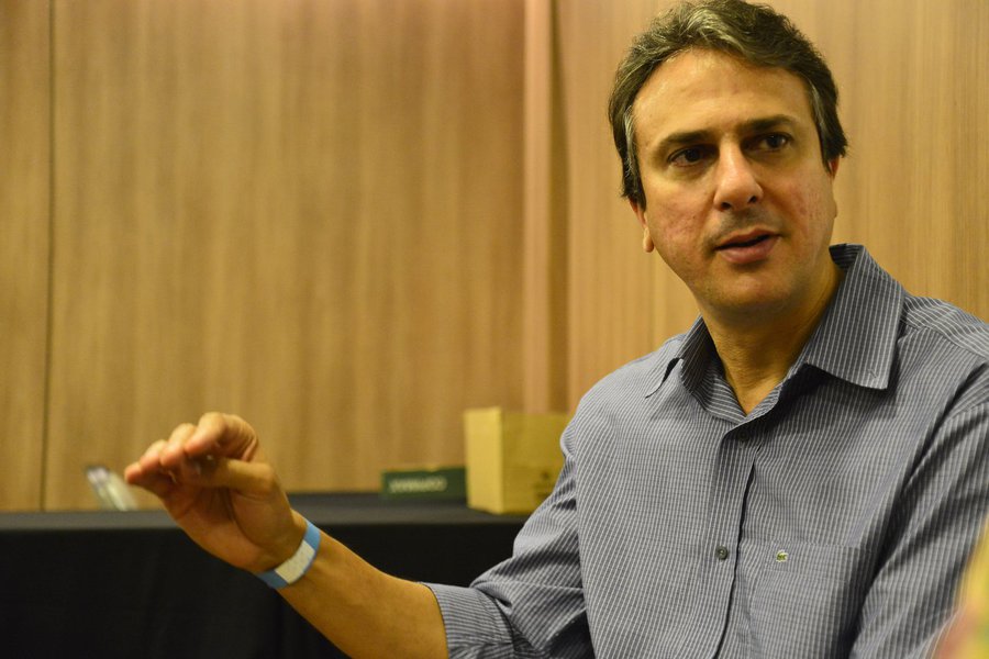 Camilo Santana (PT) recebe na tarde desta quinta (22) o governador do Rio Grande do Norte, Robinson Faria (PSD). Na pauta do encontro, uma pareceria no combate do crime organizado, o bloqueio de celulares em presídios e a renegociação das dívidas dos estados (Foto: Rodrigo Rocha) Camilo Santana (PT) recebe na tarde desta quinta (22) o governador do Rio Grande do Norte, Robinson Faria (PSD). Na pauta do encontro, uma pareceria no combate do crime organizado, o bloqueio de celulares em presídios e a renegociação das dívidas dos estados
