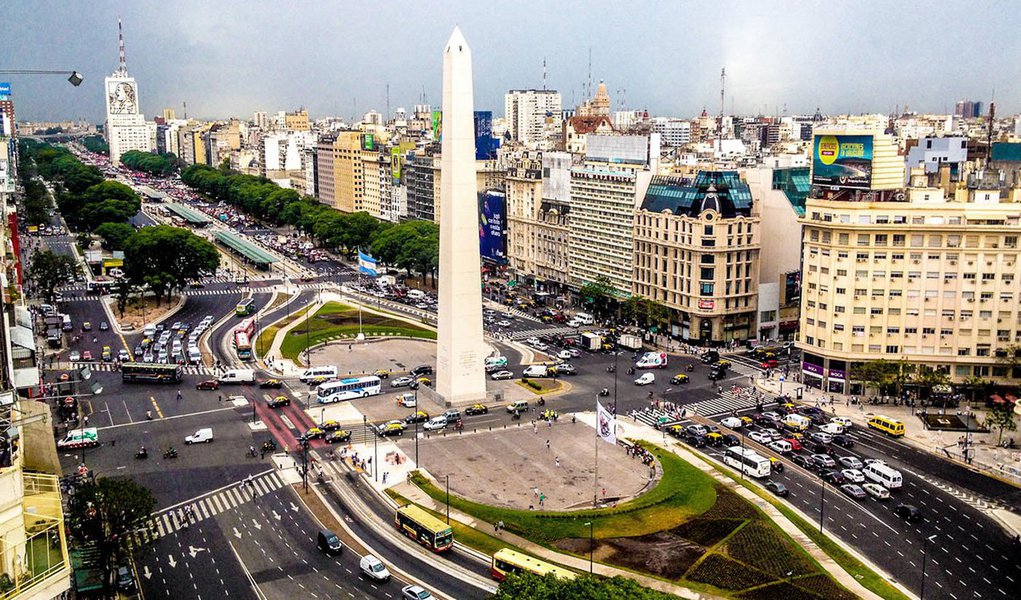 PIB da Argentina caiu 0,7% no primeiro trimestre de 2016 em comparação com o último trimestre de 2015, o que significa que o país acumula três trimestres consecutivos com sua economia em recessão; segundo o Instituto Nacional de Estatística e Censos da Argentina, ao mesmo tempo a economia argentina cresceu meio ponto entre janeiro e março deste ano, em comparação com o mesmo período de 2015 (Foto: Paulo Emílio) PIB da Argentina caiu 0,7% no primeiro trimestre de 2016 em comparação com o último trimestre de 2015, o que significa que o país acumula três trimestres consecutivos com sua economia em recessão; segundo o Instituto Nacional de Estatística e Censos da Argentina, ao mesmo tempo a economia argentina cresceu meio ponto entre janeiro e março deste ano, em comparação com o mesmo período de 2015