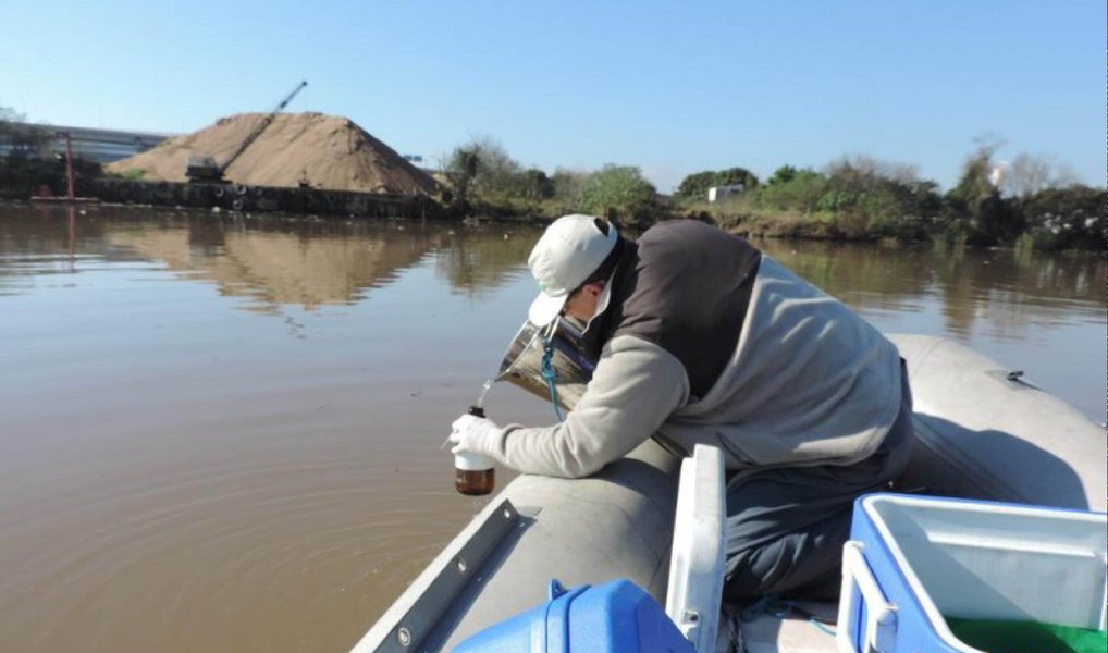 A Associação Gaúcha de Proteção ao Ambiente Natural (Agapan) enviou ao MPE e a autoridades representantes de diversos órgãos públicos do Rio Grande do Sul uma carta cobrando ações em relação à poluição e à origem das alterações no cheiro e no sabor da água consumida pela população de Porto Alegre; a carta foi encaminhada ao diretor do Departamento Municipal de Água e Esgotos de Porto Alegre (DMAE), Antônio Elisandro de Oliveira, à Secretária Estadual do Ambiente do Estado, Ana Pellini, à presidente da Assembleia Legislativa, Silvana Covatti, ao presidente da Câmara de Vereadores de Porto Alegre, Cassio Trogildo e ao promotor Alexandre Sikinowski Saltz (Foto: Leonardo Lucena) A Associação Gaúcha de Proteção ao Ambiente Natural (Agapan) enviou ao MPE e a autoridades representantes de diversos órgãos públicos do Rio Grande do Sul uma carta cobrando ações em relação à poluição e à origem das alterações no cheiro e no sabor da água consumida pela população de Porto Alegre; a carta foi encaminhada ao diretor do Departamento Municipal de Água e Esgotos de Porto Alegre (DMAE), Antônio Elisandro de Oliveira, à Secretária Estadual do Ambiente do Estado, Ana Pellini, à presidente da Assembleia Legislativa, Silvana Covatti, ao presidente da Câmara de Vereadores de Porto Alegre, Cassio Trogildo e ao promotor Alexandre Sikinowski Saltz