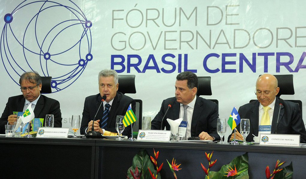 Governadores do Consórcio Interestadual de Desenvolvimento do Brasil Central aprovaram a proposta de um mercado comum para as unidades da Federação que compõem o grupo: Distrito Federal, Goiás, Mato Grosso, Mato Grosso do Sul, Rondônia e Tocantins. A ideia é oferecer alíquotas vantajosas para produtos de interesse de cada local e promover mais emprego e renda; o governador de Brasília, Rodrigo Rollemberg, reforçou que a medida será importante diante do potencial da região; "Todos compram muito e compram fora"; de acordo com o presidente do consórcio e governador de Goiás, Marconi Perillo, foi estabelecido prazo de seis meses para que, com a ajuda de consultoria especializada, sejam identificadas as necessidades e definido o modelo (Foto: Leonardo Lucena) Governadores do Consórcio Interestadual de Desenvolvimento do Brasil Central aprovaram a proposta de um mercado comum para as unidades da Federação que compõem o grupo: Distrito Federal, Goiás, Mato Grosso, Mato Grosso do Sul, Rondônia e Tocantins. A ideia é oferecer alíquotas vantajosas para produtos de interesse de cada local e promover mais emprego e renda; o governador de Brasília, Rodrigo Rollemberg, reforçou que a medida será importante diante do potencial da região; "Todos compram muito e compram fora"; de acordo com o presidente do consórcio e governador de Goiás, Marconi Perillo, foi estabelecido prazo de seis meses para que, com a ajuda de consultoria especializada, sejam identificadas as necessidades e definido o modelo