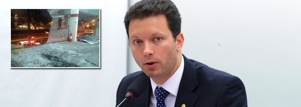 O comitê central do candidato à Prefeitura de Porto Alegre Nelson Marchezan Junior (PSDB) foi alvo de uma série de tiros; de acordo com a Brigada Militar, que atendeu a ocorrência, foram efetuados entre 10 e 15 disparo contra as vidraças do prédio, localizado no bairro Azenha; ninguém ficou ferido; os ataques aconteceram um dia após a Justiça de Porto Alegre expedir ordem de constatação e verificação de um suposto comitê clandestino do candidato Sebastião Melo (PMDB); a determinação partiu de uma denúncia protocolada pela coligação de Marchezan (Foto: Leonardo Lucena) O comitê central do candidato à Prefeitura de Porto Alegre Nelson Marchezan Junior (PSDB) foi alvo de uma série de tiros; de acordo com a Brigada Militar, que atendeu a ocorrência, foram efetuados entre 10 e 15 disparo contra as vidraças do prédio, localizado no bairro Azenha; ninguém ficou ferido; os ataques aconteceram um dia após a Justiça de Porto Alegre expedir ordem de constatação e verificação de um suposto comitê clandestino do candidato Sebastião Melo (PMDB); a determinação partiu de uma denúncia protocolada pela coligação de Marchezan