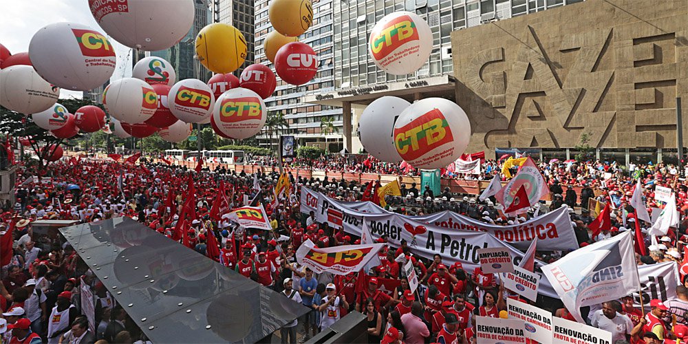 Em nota divulgada nesta quinta (15), a Frente Brasil Popular faz uma análise do momento político atual e defende "unidade das forças populares na luta contra o golpe"; "Nossa tarefa central é construir um processo de resistência que consiga colocar a classe trabalhadora vinculada aos setores produtivos no centro da luta política. Neste sentido, devemos acumular forças para a greve geral. Por isso, a construção da paralisação nacional no dia 22 de setembro é um desafio para todas as forças democráticas e populares. A combinação de uma agenda de mobilização de rua com uma agenda de fabricas é fundamental para viabilizarmos a greve geral e avançarmos para derrubar o governo golpista", diz (Foto: Valter Lima) Em nota divulgada nesta quinta (15), a Frente Brasil Popular faz uma análise do momento político atual e defende "unidade das forças populares na luta contra o golpe"; "Nossa tarefa central é construir um processo de resistência que consiga colocar a classe trabalhadora vinculada aos setores produtivos no centro da luta política. Neste sentido, devemos acumular forças para a greve geral. Por isso, a construção da paralisação nacional no dia 22 de setembro é um desafio para todas as forças democráticas e populares. A combinação de uma agenda de mobilização de rua com uma agenda de fabricas é fundamental para viabilizarmos a greve geral e avançarmos para derrubar o governo golpista", diz