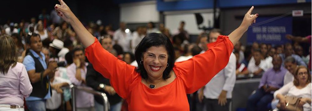 Entre os pré-candidatos à prefeitura de Camaçari, tem causado preocupação aos veteranos a ex-secretária de Governo do prefeito Ademar Delgado, Jailce Andrade, do PC do B; candidata pela primeira vez, a comunista é vista com possibilidade de conquistar o eleitorado (sobretudo os jovens) exatamente por ser novidade; caciques do DEM e do PMDB temem que Jailce dê dor de cabeça quando a campanha começar de fato também por causa do apoio do prefeito Ademar (Foto: Romulo Faro) Entre os pré-candidatos à prefeitura de Camaçari, tem causado preocupação aos veteranos a ex-secretária de Governo do prefeito Ademar Delgado, Jailce Andrade, do PC do B; candidata pela primeira vez, a comunista é vista com possibilidade de conquistar o eleitorado (sobretudo os jovens) exatamente por ser novidade; caciques do DEM e do PMDB temem que Jailce dê dor de cabeça quando a campanha começar de fato também por causa do apoio do prefeito Ademar