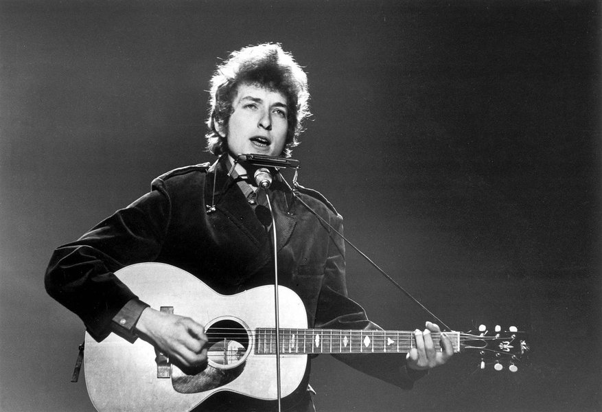“Ele realmente deu uma consistência ao rock, que não tinha antes. Os Beatles e os Rolling Stones foram se inspirar nele porque realmente foi a partir dele que o rock ganhou um peso de arte, de cultura realmente. Essa premiação vem realmente coroar isso, vem mostrar que o Bob Dylan fez uma diferença brutal quando ele começou a imprimir o seu estilo. As suas letras questionadoras, bastante profundas, uma radiografia da sociedade americana”, disse Tárik, um dos principais críticos musicais do País (Foto: Leonardo Attuch) “Ele realmente deu uma consistência ao rock, que não tinha antes. Os Beatles e os Rolling Stones foram se inspirar nele porque realmente foi a partir dele que o rock ganhou um peso de arte, de cultura realmente. Essa premiação vem realmente coroar isso, vem mostrar que o Bob Dylan fez uma diferença brutal quando ele começou a imprimir o seu estilo. As suas letras questionadoras, bastante profundas, uma radiografia da sociedade americana”, disse Tárik, um dos principais críticos musicais do País