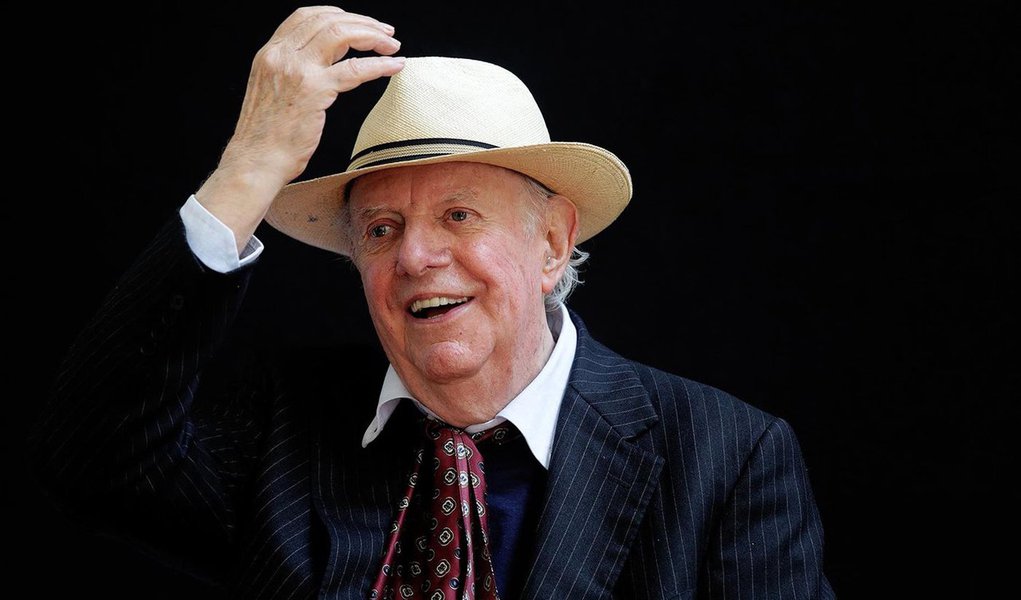 Vencedor do Prêmio Nobel de Literatura, o dramaturgo, diretor e ativista político italiano Dario Fo, um satirista aclamado que provocou a igreja e o Estado, morreu aos 90 anos de idade; famoso por sua sátira política cortante em peças como "Morte Acidental de Um Anarquista", Fo conquistou o Nobel em 1997 (Foto: Paulo Emílio) Vencedor do Prêmio Nobel de Literatura, o dramaturgo, diretor e ativista político italiano Dario Fo, um satirista aclamado que provocou a igreja e o Estado, morreu aos 90 anos de idade; famoso por sua sátira política cortante em peças como "Morte Acidental de Um Anarquista", Fo conquistou o Nobel em 1997