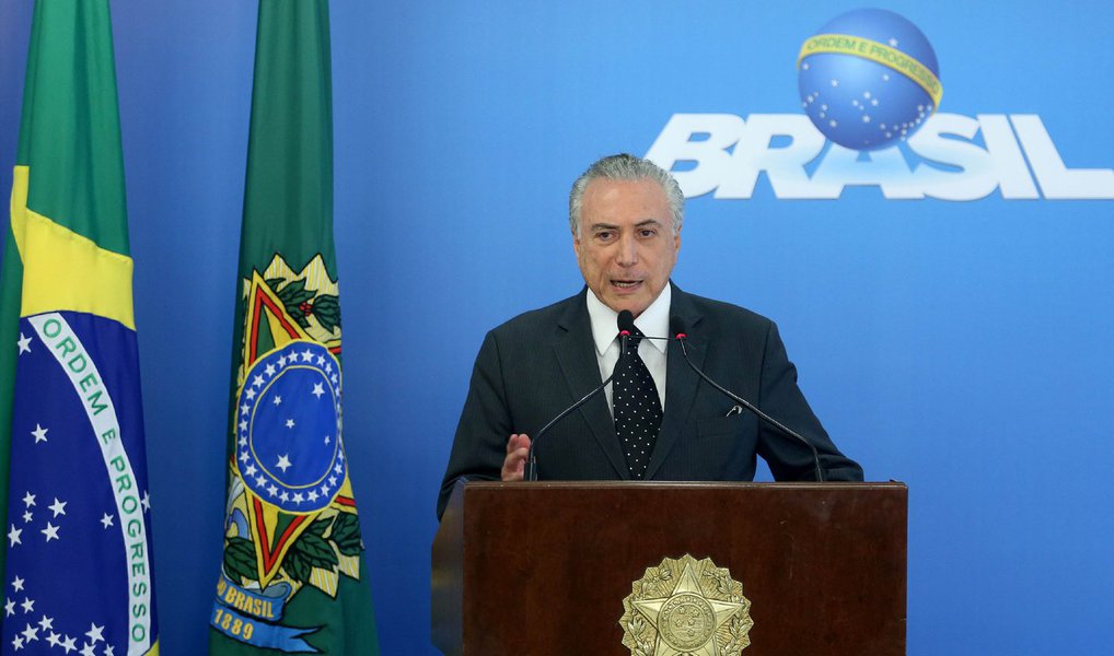 O presidente interino Michel Temer afirmou nesta quinta (23), que dá "apoio verbal” à Operação Lava Jato, mas sem interferir em ações; “Se eu produzir apoio de ação, ou seja, colocar o Executivo trabalhando nessa matéria, estaria invadindo uma competência que, na verdade, é do Judiciário e do Ministério Público, com apoio da Polícia Federal. E, pelo princípio da separação de atividades governamentais, o Executivo não deve participar dessa matéria”, disse; Temer voltou a dizer que trabalha “como se fosse presidente definitivo” (Foto: Valter Lima) O presidente interino Michel Temer afirmou nesta quinta (23), que dá "apoio verbal” à Operação Lava Jato, mas sem interferir em ações; “Se eu produzir apoio de ação, ou seja, colocar o Executivo trabalhando nessa matéria, estaria invadindo uma competência que, na verdade, é do Judiciário e do Ministério Público, com apoio da Polícia Federal. E, pelo princípio da separação de atividades governamentais, o Executivo não deve participar dessa matéria”, disse; Temer voltou a dizer que trabalha “como se fosse presidente definitivo”