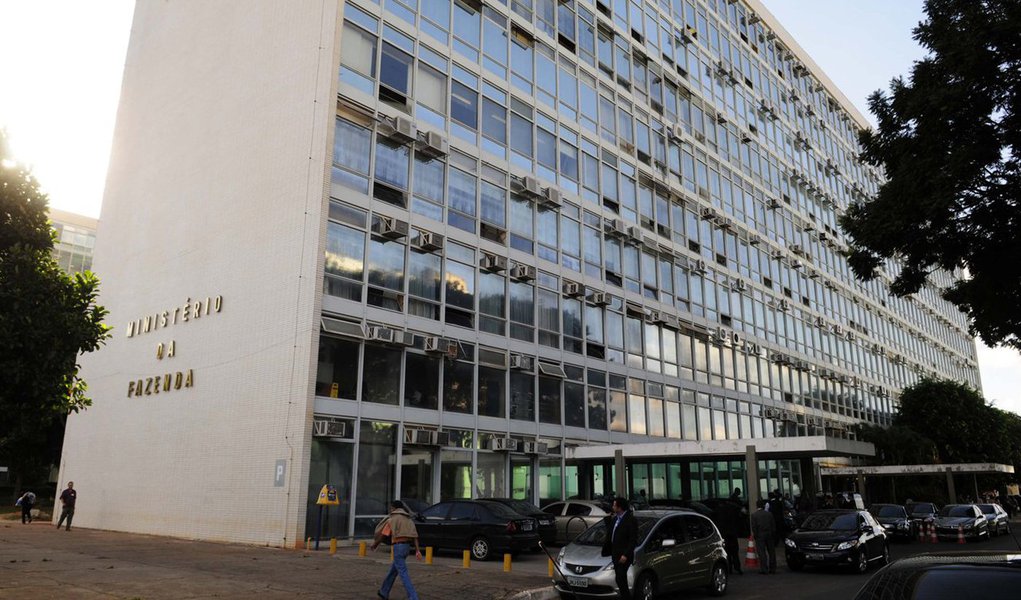 Texto da proposta de emenda à Constituição (PEC) encaminhado pelo Ministério da Fazenda ao presidente interino Michel Temer prevê a fixação de um teto para os gastos públicos por 20 anos; limite do crescimento dos gastos do governo poderá ser alterado a partir do décimo ano de vigência do novo regime fiscal, mas apenas por lei aprovada pelo Congresso Nacional (Foto: Paulo Emílio) Texto da proposta de emenda à Constituição (PEC) encaminhado pelo Ministério da Fazenda ao presidente interino Michel Temer prevê a fixação de um teto para os gastos públicos por 20 anos; limite do crescimento dos gastos do governo poderá ser alterado a partir do décimo ano de vigência do novo regime fiscal, mas apenas por lei aprovada pelo Congresso Nacional