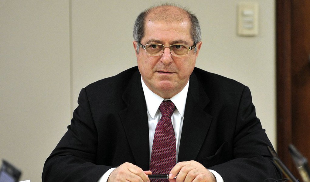 A prisão do ex-ministro Paulo Bernardo atingiu o núcleo de defesa da presidente eleita Dilma Rousseff na Comissão Processante do Impeachment do Senado em fase de oitiva de testemunhas de defesa, a comissão abriu a sessão sem a presença da senadora Gleisi Hoffmann (PT-PR), esposa de Paulo Bernardo e integrante da linha de frente da defesa de Dilma na comissão, ao lado de Vanessa Grazziotin (PCdoB-AM) e Lindbergh Farias (PT-RJ); Lindbergh questionou sobre possíveis motivações políticas no fato de a operação ter sido deflagrada no momento atual, em que o Senado julga o impeachment de Dilma, mas negou que isso vá afetar a defesa da petista (Foto: Leonardo Lucena) A prisão do ex-ministro Paulo Bernardo atingiu o núcleo de defesa da presidente eleita Dilma Rousseff na Comissão Processante do Impeachment do Senado em fase de oitiva de testemunhas de defesa, a comissão abriu a sessão sem a presença da senadora Gleisi Hoffmann (PT-PR), esposa de Paulo Bernardo e integrante da linha de frente da defesa de Dilma na comissão, ao lado de Vanessa Grazziotin (PCdoB-AM) e Lindbergh Farias (PT-RJ); Lindbergh questionou sobre possíveis motivações políticas no fato de a operação ter sido deflagrada no momento atual, em que o Senado julga o impeachment de Dilma, mas negou que isso vá afetar a defesa da petista