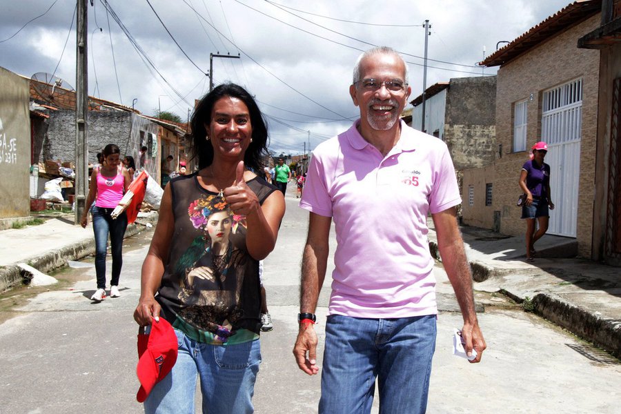Pesquisa do Instituto Paraná, contratada pela TV Atalaia, mostra que o candidato a prefeito de Aracaju pelo PCdoB, Edvaldo Nogueira, disparou e tem 36,3% dos votos; em segundo lugar aparece o deputado federal Valadares Filho (PSB), com 20,8%; o prefeito João Alves Filho (DEM) tem apenas 10,3%; nas simulações de segundo turno, Edvaldo lidera em todos os cenários: ele tem mais de 12 pontos na frente de Valadares Filho; quando o adversário é João, Edvaldo tem 38 pontos a frente (Foto: Valter Lima) Pesquisa do Instituto Paraná, contratada pela TV Atalaia, mostra que o candidato a prefeito de Aracaju pelo PCdoB, Edvaldo Nogueira, disparou e tem 36,3% dos votos; em segundo lugar aparece o deputado federal Valadares Filho (PSB), com 20,8%; o prefeito João Alves Filho (DEM) tem apenas 10,3%; nas simulações de segundo turno, Edvaldo lidera em todos os cenários: ele tem mais de 12 pontos na frente de Valadares Filho; quando o adversário é João, Edvaldo tem 38 pontos a frente
