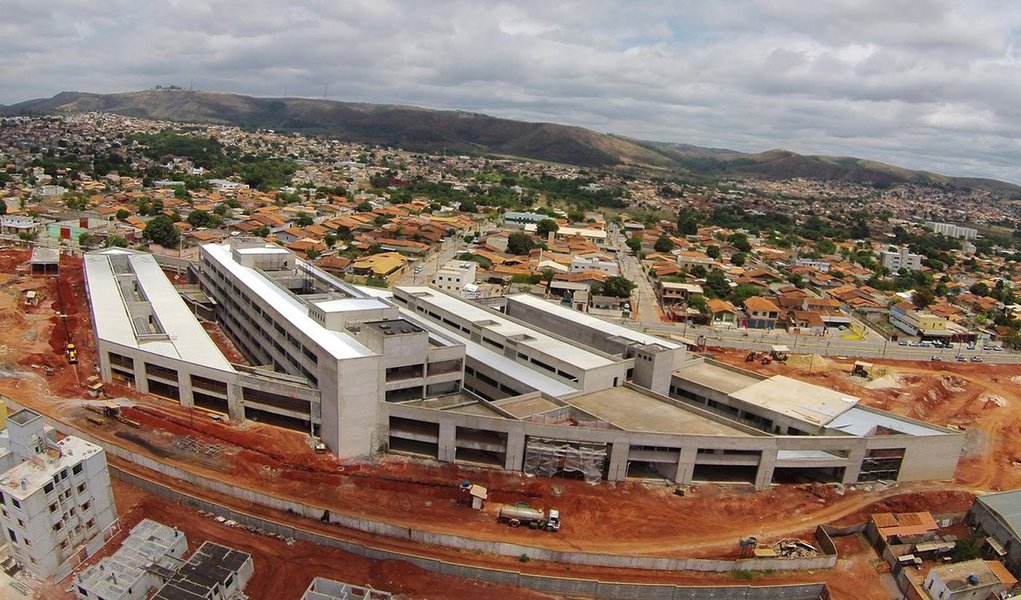 Após receber R$ 52,807 milhões para construir o Hospital Regional Doutor Márcio Paulino, em Sete Lagoas, Região Central do Estado, a Construtora Waldemar Polizzi Ltda (CWP) paralisou as obras neste ano. A empresa venceu a licitação em 2011 e havia se comprometido a entregar o empreendimento pronto em 610 dias; mas o que fez com a verba foi somente a metade dos trabalhos previstos; uma nova licitação terá de ser realizada para a escolha de outra empresa para conclusão da unidade de saúde, que custará, pelo menos, R$ 32,452 milhões a mais do que o previsto (Foto: Leonardo Lucena) Após receber R$ 52,807 milhões para construir o Hospital Regional Doutor Márcio Paulino, em Sete Lagoas, Região Central do Estado, a Construtora Waldemar Polizzi Ltda (CWP) paralisou as obras neste ano. A empresa venceu a licitação em 2011 e havia se comprometido a entregar o empreendimento pronto em 610 dias; mas o que fez com a verba foi somente a metade dos trabalhos previstos; uma nova licitação terá de ser realizada para a escolha de outra empresa para conclusão da unidade de saúde, que custará, pelo menos, R$ 32,452 milhões a mais do que o previsto