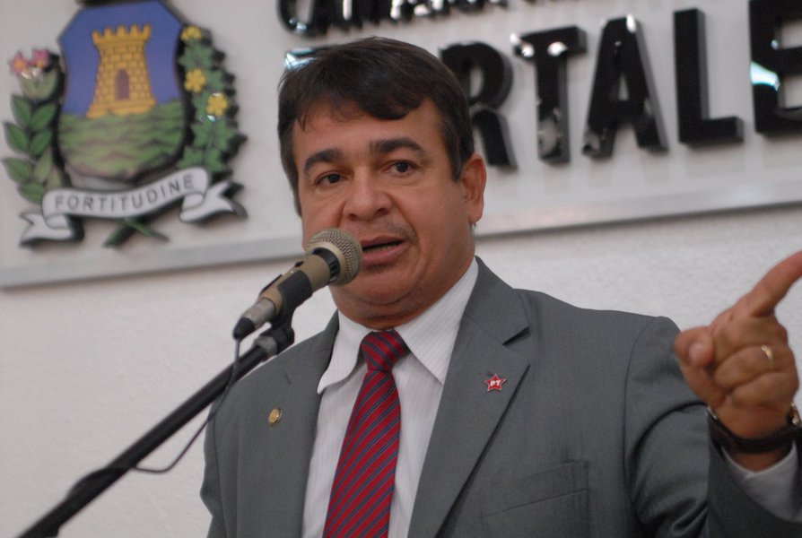 Vereadores de Fortaleza aprovaram, nesta quarta-feira (29), moção de repúdio ao golpe e de apoio ao retorno da presidente eleita Dilma Rousseff (PT). O texto, apresentado pelo parlamentar Ronivaldo Maia (PT), diz que não há crime contra a petista, que o impeachment é “um golpe contra o Estado democrático” e “contra a estabilidade política, ao gerar insegurança e imprevisibilidade para os ocupantes de cargos eletivos” (Foto: Rodrigo Rocha) Vereadores de Fortaleza aprovaram, nesta quarta-feira (29), moção de repúdio ao golpe e de apoio ao retorno da presidente eleita Dilma Rousseff (PT). O texto, apresentado pelo parlamentar Ronivaldo Maia (PT), diz que não há crime contra a petista, que o impeachment é “um golpe contra o Estado democrático” e “contra a estabilidade política, ao gerar insegurança e imprevisibilidade para os ocupantes de cargos eletivos”
