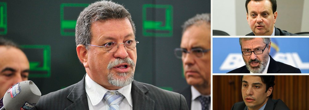 Deputado Afonso Florence (PT-BA) protocolou nesta quarta-feira 22, na Comissão de Ética Pública da Presidência, denúncias contra o ministro Gilberto Kassab, da Ciência, Tecnologia e Comunicações, por ter nomeado uma advogada de emissoras de TV para o cargo de coordenação de outorgas; o ministro Torquarto Jardim, da Transparência, por ter nomeado sua sócia em escritório de advocacia para chefiar seu gabinete na pasta; e ainda o secretário do ministério do Esporte Gustavo Perrella, dono do helicóptero que foi flagrado transportando 445kg de cocaína, o que, segundo o deputado, não coaduna "com os ditames constitucionais" (Foto: Gisele Federicce) Deputado Afonso Florence (PT-BA) protocolou nesta quarta-feira 22, na Comissão de Ética Pública da Presidência, denúncias contra o ministro Gilberto Kassab, da Ciência, Tecnologia e Comunicações, por ter nomeado uma advogada de emissoras de TV para o cargo de coordenação de outorgas; o ministro Torquarto Jardim, da Transparência, por ter nomeado sua sócia em escritório de advocacia para chefiar seu gabinete na pasta; e ainda o secretário do ministério do Esporte Gustavo Perrella, dono do helicóptero que foi flagrado transportando 445kg de cocaína, o que, segundo o deputado, não coaduna "com os ditames constitucionais"