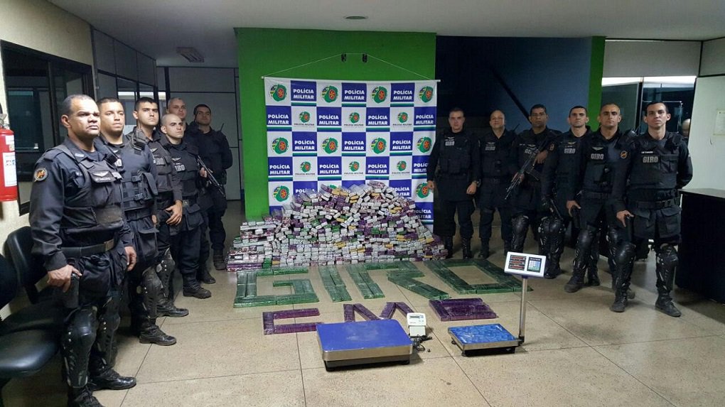Equipes do Grupo de Intervenção Rápida e Ostensiva (GIRO) da Polícia Militar de Goiás prenderam na quinta-feira (16) dois traficantes com cerca de 540 kg de maconha em Aparecida de Goiânia; segundo informações da Polícia Militar, a droga é originária do Paraguai e seria distribuída na Região Metropolitana e cidades vizinhas (Foto: José Barbacena) Equipes do Grupo de Intervenção Rápida e Ostensiva (GIRO) da Polícia Militar de Goiás prenderam na quinta-feira (16) dois traficantes com cerca de 540 kg de maconha em Aparecida de Goiânia; segundo informações da Polícia Militar, a droga é originária do Paraguai e seria distribuída na Região Metropolitana e cidades vizinhas