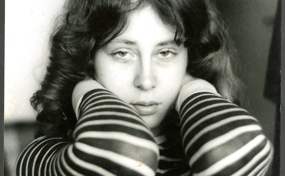 A literatura é uma morta. Uma mulher morta. Quando o mundo se desordena no sublime do pós gênero, a literatura ainda chafurda em modos cadavéricos numa festa que exalta o suicídio da musa (Foto: Tracy Segal) A literatura é uma morta. Uma mulher morta. Quando o mundo se desordena no sublime do pós gênero, a literatura ainda chafurda em modos cadavéricos numa festa que exalta o suicídio da musa