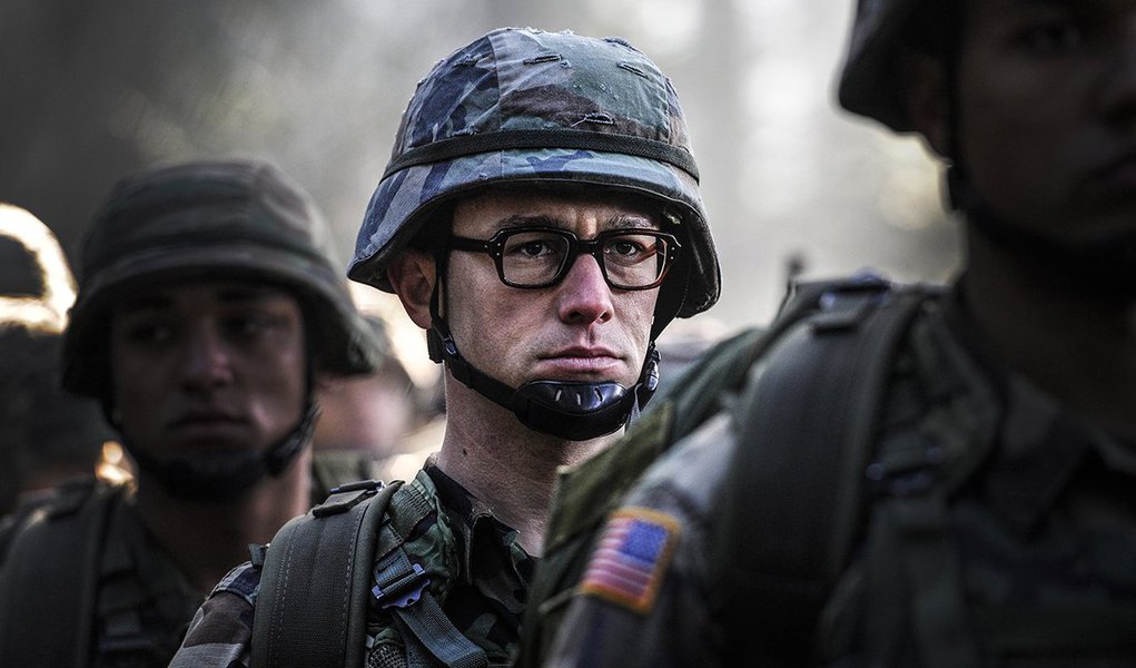 Diretor inicialmente recusou quando foi perguntado se queria fazer um filme sobre o ex-membro na Agência Nacional de Segurança dos Estados Unidos (NSA) Edward Snowden; "Não queria fazer, não queria problemas", disse Stone; conhecido por filmes como "Platoon" e "Wall Street: Poder e Cobiça", ele disse ter mudado a cabeça após conhecer Snowden na Rússia; o filme traça a jornada de Snowden de um conservador agente da CIA a um membro da NSA, até deixar os EUA em 2013 e expor à população comum os programas de vigilância em massa do governo (Foto: Leonardo Lucena) Diretor inicialmente recusou quando foi perguntado se queria fazer um filme sobre o ex-membro na Agência Nacional de Segurança dos Estados Unidos (NSA) Edward Snowden; "Não queria fazer, não queria problemas", disse Stone; conhecido por filmes como "Platoon" e "Wall Street: Poder e Cobiça", ele disse ter mudado a cabeça após conhecer Snowden na Rússia; o filme traça a jornada de Snowden de um conservador agente da CIA a um membro da NSA, até deixar os EUA em 2013 e expor à população comum os programas de vigilância em massa do governo