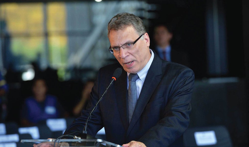 Subprocurador da República e ex-ministro da Justiça da presidente Dilma Roussseff, Eugênio Aragão fez críticas a vazamentos na investigação e a gravações que estão sendo feitas por envolvidos como forma de se beneficiar; "Todo mundo fica caladinho. Do Moro você não pode falar mal, se você falar mal da Lava Jato, vira sacrilégio. E aí, pronto, você já está sujeito a levar uma chapuletada.... Infelizmente", disse, sobre o juiz do Paraná; por Marcelo Auler; assista à fala de Aragão (Foto: Gisele Federicce) Subprocurador da República e ex-ministro da Justiça da presidente Dilma Roussseff, Eugênio Aragão fez críticas a vazamentos na investigação e a gravações que estão sendo feitas por envolvidos como forma de se beneficiar; "Todo mundo fica caladinho. Do Moro você não pode falar mal, se você falar mal da Lava Jato, vira sacrilégio. E aí, pronto, você já está sujeito a levar uma chapuletada.... Infelizmente", disse, sobre o juiz do Paraná; por Marcelo Auler; assista à fala de Aragão