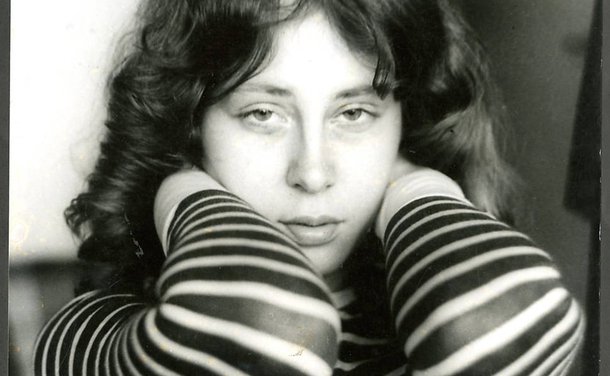 A literatura é uma morta. Uma mulher morta. Quando o mundo se desordena no sublime do pós gênero, a literatura ainda chafurda em modos cadavéricos numa festa que exalta o suicídio da musa (Foto: Tracy Segal) A literatura é uma morta. Uma mulher morta. Quando o mundo se desordena no sublime do pós gênero, a literatura ainda chafurda em modos cadavéricos numa festa que exalta o suicídio da musa