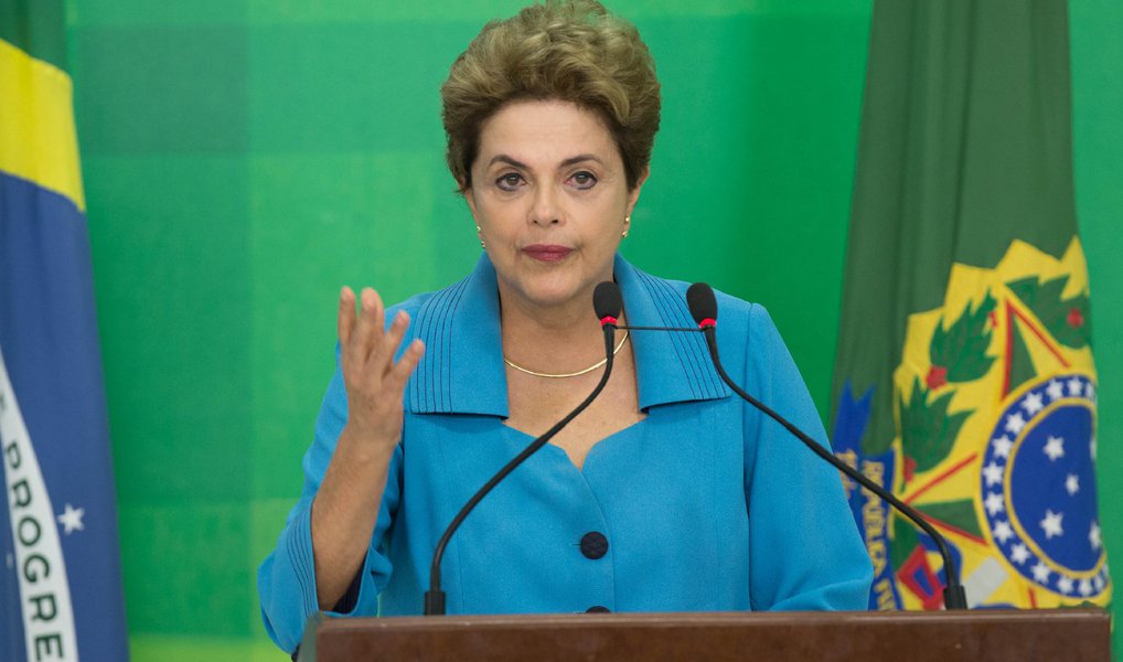 A assessoria da presidente Dilma Rousseff negou que Charles Capela de Abreu tenha sido assessor dela; o Estadão divulgou matéria na qual diz que agenda apreendida na casa de um funcionário da OAS tem registro de encontros com "assessor de Dilma"; "O Estadão erra ao afirmar, em reportagem divulgada nesta terça-feira (21) em seu site, que Charles Capela de Abreu foi assessor da presidenta Dilma Rousseff. Ele não trabalha nem nunca trabalhou diretamente com Dilma. O fato de investigadores terem apreendido na casa de um funcionário da OAS agenda com o registro de encontros do presidente da empreiteira com políticos não comprova qualquer tipo de participação e envolvimento da presidenta Dilma Rousseff", diz em nota (Foto: Valter Lima) A assessoria da presidente Dilma Rousseff negou que Charles Capela de Abreu tenha sido assessor dela; o Estadão divulgou matéria na qual diz que agenda apreendida na casa de um funcionário da OAS tem registro de encontros com "assessor de Dilma"; "O Estadão erra ao afirmar, em reportagem divulgada nesta terça-feira (21) em seu site, que Charles Capela de Abreu foi assessor da presidenta Dilma Rousseff. Ele não trabalha nem nunca trabalhou diretamente com Dilma. O fato de investigadores terem apreendido na casa de um funcionário da OAS agenda com o registro de encontros do presidente da empreiteira com políticos não comprova qualquer tipo de participação e envolvimento da presidenta Dilma Rousseff", diz em nota