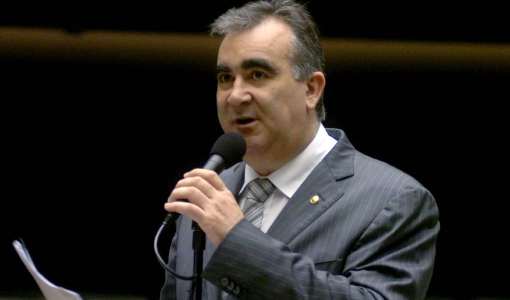 O suposto esquema de desvio de recursos públicos que envolve o nome do ex-presidente do PSDB de Minas Gerais Narcio Rodrigues está sendo investigado em duas frentes distintas pelo MP-MG, o que pode agravar a situação do ex-deputado tucano, detido desde o último dia 30 na penitenciária Nelson Hungria, em Contagem; ele também é ex-secretário do governo Antonio Anastasia, relator do processo de impeachment de Dilma Rousseff no Senado; além da operação Aequalis, que prendeu seis suspeitos de fraudes nos projetos da Fundação Hidroex, em Frutal, outro inquérito, aberto em 2013, apura indícios de superfaturamento de no mínimo 100% no Programa Universidade Aberta e Integrada de Minas (Uaitec) (Foto: Leonardo Lucena) O suposto esquema de desvio de recursos públicos que envolve o nome do ex-presidente do PSDB de Minas Gerais Narcio Rodrigues está sendo investigado em duas frentes distintas pelo MP-MG, o que pode agravar a situação do ex-deputado tucano, detido desde o último dia 30 na penitenciária Nelson Hungria, em Contagem; ele também é ex-secretário do governo Antonio Anastasia, relator do processo de impeachment de Dilma Rousseff no Senado; além da operação Aequalis, que prendeu seis suspeitos de fraudes nos projetos da Fundação Hidroex, em Frutal, outro inquérito, aberto em 2013, apura indícios de superfaturamento de no mínimo 100% no Programa Universidade Aberta e Integrada de Minas (Uaitec)