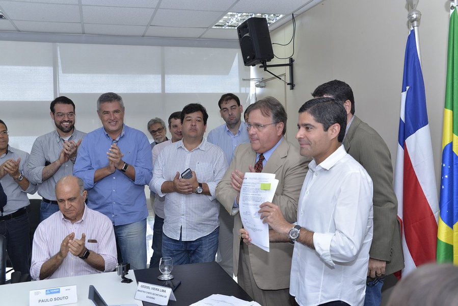 A prefeitura de Salvador deve lançar até o final de outubro próximo o edital de licitação para escolha da empresa que executará as obras da primeira etapa de implantação do BRT (Bus Rapid Transit); ação é o próximo passo após a liberação de R$ 408 milhões em recursos via operações de crédito junto à Caixa Econômica Federal, cujos dois contratos foram assinados nesta sexta-feira pelo prefeito ACM Neto; pelo ministro da Secretaria de Governo, Geddel Vieira Lima; e pelo superintendente regional do banco, José Anselmo Cunha; "Este momento concretiza a realização de um sonho, trazendo nova perspectiva à mobilidade urbana e ao transporte coletivo, e que os maiores beneficiados são os cidadãos que não se deslocam de automóvel", disse o prefeito (Foto: Romulo Faro) A prefeitura de Salvador deve lançar até o final de outubro próximo o edital de licitação para escolha da empresa que executará as obras da primeira etapa de implantação do BRT (Bus Rapid Transit); ação é o próximo passo após a liberação de R$ 408 milhões em recursos via operações de crédito junto à Caixa Econômica Federal, cujos dois contratos foram assinados nesta sexta-feira pelo prefeito ACM Neto; pelo ministro da Secretaria de Governo, Geddel Vieira Lima; e pelo superintendente regional do banco, José Anselmo Cunha; "Este momento concretiza a realização de um sonho, trazendo nova perspectiva à mobilidade urbana e ao transporte coletivo, e que os maiores beneficiados são os cidadãos que não se deslocam de automóvel", disse o prefeito