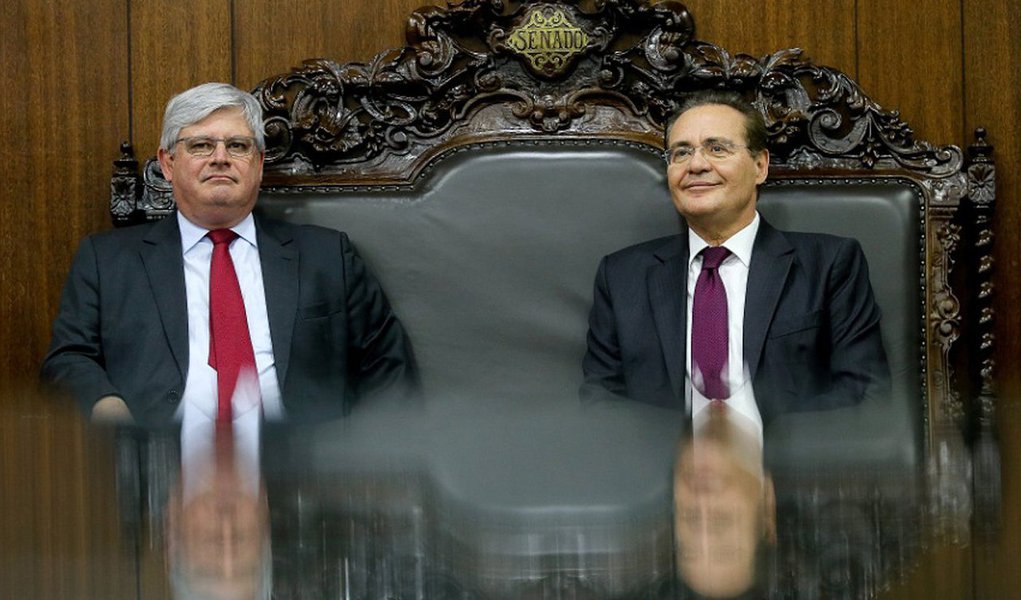 Em guerra contra o procurador-geral Rodrigo Janot, o presidente do Senado, Renan Calheiros (PMDB-AL), quer acrescentar em projetos que já tramitam no Congresso pelo menos três modificações: fixar um prazo para que delatores apresentem provas documentais; proibir delação no caso de réu ou investigado que esteja preso; e revogar automaticamente o segredo de Justiça de processos com delação ou mesmo anular delações premiadas cujo conteúdo seja vazado para a imprensa (Foto: Roberta Namour) Em guerra contra o procurador-geral Rodrigo Janot, o presidente do Senado, Renan Calheiros (PMDB-AL), quer acrescentar em projetos que já tramitam no Congresso pelo menos três modificações: fixar um prazo para que delatores apresentem provas documentais; proibir delação no caso de réu ou investigado que esteja preso; e revogar automaticamente o segredo de Justiça de processos com delação ou mesmo anular delações premiadas cujo conteúdo seja vazado para a imprensa