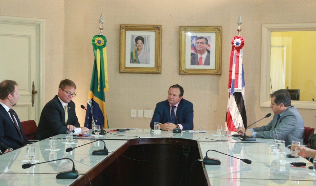 A empresa Luna Gold, controladora da Mineração Aurizona que atua no município de Godofredo Viana (MA), também anunciou uma parceria com a mineradora Anglo Gold Ashanti, uma das maiores produtoras de ouro do mundo, para o desenvolvimento de pesquisa mineral em diversos municípios da microrregião do Gurupi com o objetivo de identificar novos potenciais de desenvolvimento da mineração no estado; após o licenciamento ambiental, deverão ser investidos, no período de quatro anos, U$$ 14 milhões em pesquisas no Complexo Industrial Minerário, além de R$ 120 milhões na retomada da produção em Godofredo Viana; segundo o grupo canadense, as as operações devem começar em 2018 (Foto: Leonardo Lucena) A empresa Luna Gold, controladora da Mineração Aurizona que atua no município de Godofredo Viana (MA), também anunciou uma parceria com a mineradora Anglo Gold Ashanti, uma das maiores produtoras de ouro do mundo, para o desenvolvimento de pesquisa mineral em diversos municípios da microrregião do Gurupi com o objetivo de identificar novos potenciais de desenvolvimento da mineração no estado; após o licenciamento ambiental, deverão ser investidos, no período de quatro anos, U$$ 14 milhões em pesquisas no Complexo Industrial Minerário, além de R$ 120 milhões na retomada da produção em Godofredo Viana; segundo o grupo canadense, as as operações devem começar em 2018