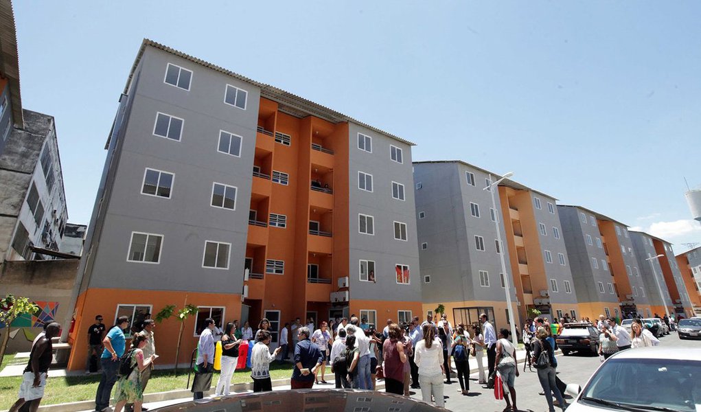 A Prefeitura do Rio de Janeiro, em parceria com o Governo Federal, agendou para o fim de junho a entrega de cinco mil unidades do programa "Minha Casa Minha Vida"; a Secretaria Municipal de Habitação e Cidadania (SMHC) está fazendo um mutirão para auxiliar os contemplados a concluírem as etapas necessárias para a entrega das chaves; aproximadamente mil pessoas, que foram contempladas e já entregaram a documentação necessária, ainda não compareceram nas reuniões convocadas pela secretaria para a escolha das unidades habitacionais (Foto: Leonardo Lucena) A Prefeitura do Rio de Janeiro, em parceria com o Governo Federal, agendou para o fim de junho a entrega de cinco mil unidades do programa "Minha Casa Minha Vida"; a Secretaria Municipal de Habitação e Cidadania (SMHC) está fazendo um mutirão para auxiliar os contemplados a concluírem as etapas necessárias para a entrega das chaves; aproximadamente mil pessoas, que foram contempladas e já entregaram a documentação necessária, ainda não compareceram nas reuniões convocadas pela secretaria para a escolha das unidades habitacionais