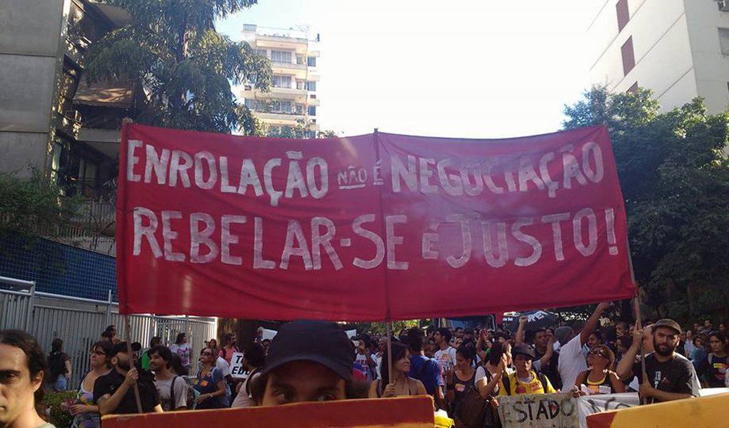 O desembargador Milton Fernandes de Souza, do Órgão Especial do Tribunal de Justiça do Rio, revogou a liminar que impedia o governo do estado de cortar o ponto dos professores em greve; a categoria está paralisada desde o dia 2 de março e a rede estadual de ensino já completa mais de 90 dias sem aula; a decisão foi tomada porque o Sindicato Estadual dos Profissionais de Educação (Sepe) não cumpriu a ordem de manter 70% do total de servidores em cada escola (Foto: Leonardo Lucena) O desembargador Milton Fernandes de Souza, do Órgão Especial do Tribunal de Justiça do Rio, revogou a liminar que impedia o governo do estado de cortar o ponto dos professores em greve; a categoria está paralisada desde o dia 2 de março e a rede estadual de ensino já completa mais de 90 dias sem aula; a decisão foi tomada porque o Sindicato Estadual dos Profissionais de Educação (Sepe) não cumpriu a ordem de manter 70% do total de servidores em cada escola