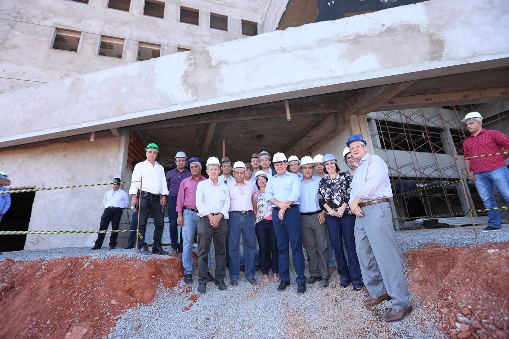 Governador Marconi Perillo vistoriou as obras do Hospital do Servidor Público, localizado na Avenida Bela Vista, no Parque Acalanto, em Goiânia; hospital está com 70% das obras concluídas e deve ser entregue no primeiro semestre de 2017; com investimento de R$ 67 milhões, o Hospital do Servidor Público terá 211 leitos, sendo 30 de UTI, em uma área de 22 mil metros quadrados; em entrevista à imprensa, Marconi afirmou que o governo estadual realizará um sonho do servidor público quando a unidade de saúde for entregue (Foto: José Barbacena) Governador Marconi Perillo vistoriou as obras do Hospital do Servidor Público, localizado na Avenida Bela Vista, no Parque Acalanto, em Goiânia; hospital está com 70% das obras concluídas e deve ser entregue no primeiro semestre de 2017; com investimento de R$ 67 milhões, o Hospital do Servidor Público terá 211 leitos, sendo 30 de UTI, em uma área de 22 mil metros quadrados; em entrevista à imprensa, Marconi afirmou que o governo estadual realizará um sonho do servidor público quando a unidade de saúde for entregue