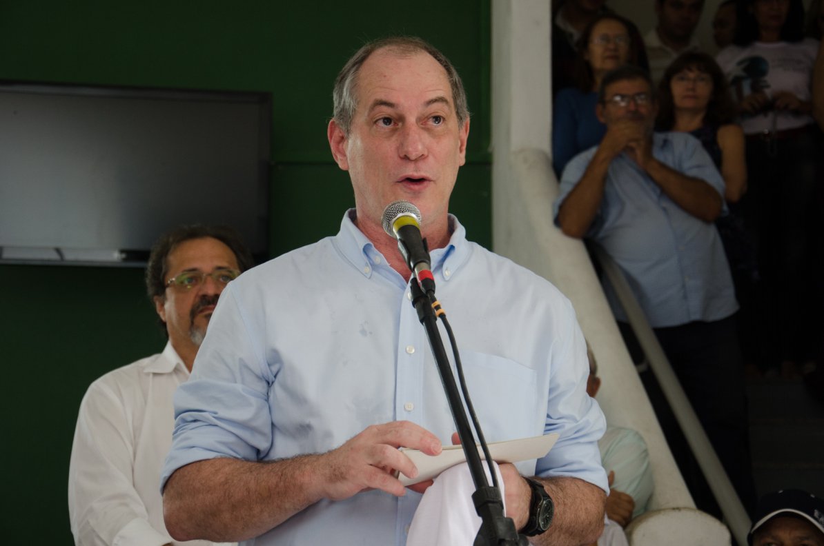 Entrevistado pelos jornalistas Kiko Nogueira e Marcelo Godoy, para o programa DCM na TVT, o ex-ministro Ciro Gomes (PDT) afirmou que só entrará na disputa pela Presidência da República em 2018 caso o ex-presidente Lula não seja candidato; “Lula é maior do que eu”, diz ele, que não vê sentido em dividir os votos da esquerda; sobre o plebiscito por novas eleições, ele define como uma “marinice” e considera que a batalha pelo impeachment no Senado não está perdida (Foto: Fatima 247) Entrevistado pelos jornalistas Kiko Nogueira e Marcelo Godoy, para o programa DCM na TVT, o ex-ministro Ciro Gomes (PDT) afirmou que só entrará na disputa pela Presidência da República em 2018 caso o ex-presidente Lula não seja candidato; “Lula é maior do que eu”, diz ele, que não vê sentido em dividir os votos da esquerda; sobre o plebiscito por novas eleições, ele define como uma “marinice” e considera que a batalha pelo impeachment no Senado não está perdida