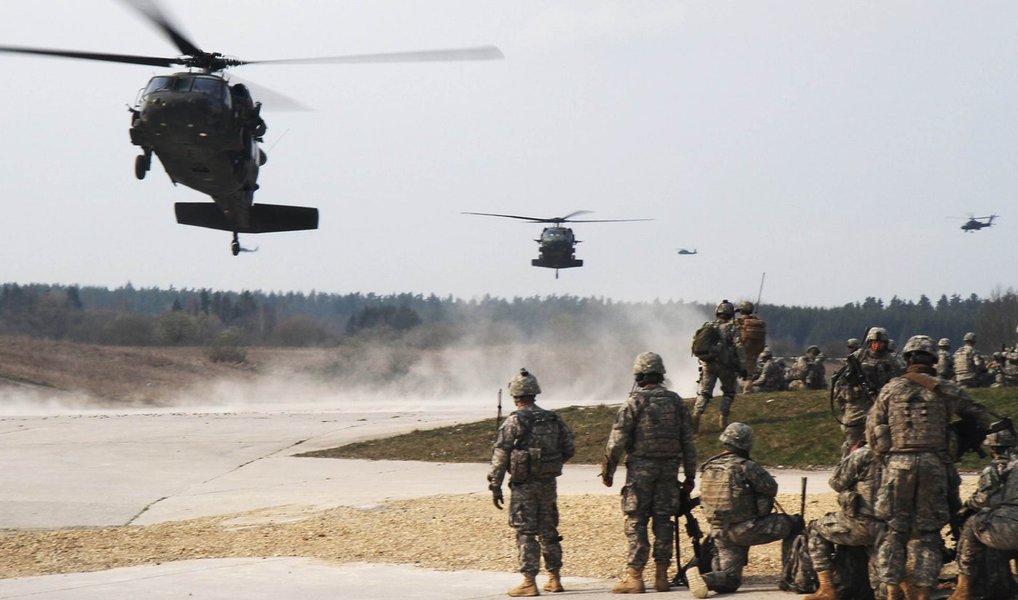 Grã-Bretanha, Alemanha e Estados Unidos levaram adiante nesta terça-feira, 14, planos para posicionar uma nova força da Organização do Tratado do Atlântico Norte (Otan) na fronteira com a Rússia a partir do ano que vem; "A Grã-Bretanha irá liderar um dos batalhões", afirmou o secretário da Defesa britânico, Michael Fallon, acrescentando que Londres irá enviar até 700 soldados para o Báltico e a Polônia; presidente russo, Vladimir Putin, ordenou inspeções relâmpago para testar a prontidão de combate de suas Forças Armadas (Foto: Aquiles Lins) Grã-Bretanha, Alemanha e Estados Unidos levaram adiante nesta terça-feira, 14, planos para posicionar uma nova força da Organização do Tratado do Atlântico Norte (Otan) na fronteira com a Rússia a partir do ano que vem; "A Grã-Bretanha irá liderar um dos batalhões", afirmou o secretário da Defesa britânico, Michael Fallon, acrescentando que Londres irá enviar até 700 soldados para o Báltico e a Polônia; presidente russo, Vladimir Putin, ordenou inspeções relâmpago para testar a prontidão de combate de suas Forças Armadas