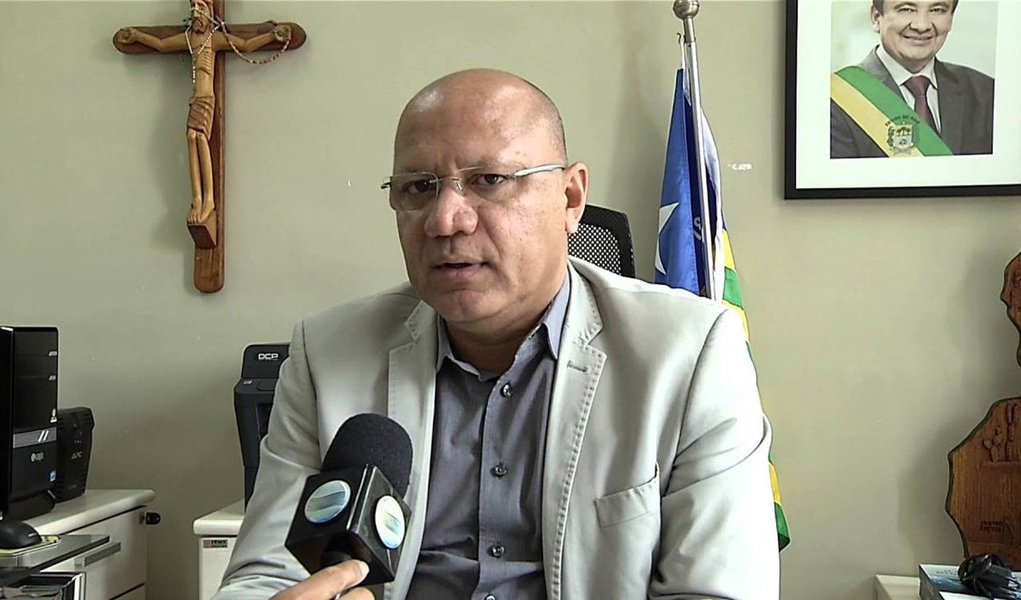 O secretário estadual de Administração de Previdência, Franzé Silva, afirmou que só cortar gastos e despesas não manterá o equilíbrio financeiro do Estado; de acordo com o titular da pasta, o Estado já cortou gastos além do limite e agora deve investir e incentivar a iniciativa privada a fazer o mesmo para gerar renda e fazer a economia girar; Silva afirmou que as medidas tomadas há dois anos estão fazendo o diferencial em 2016 para que a economia do Piauí mantenha as finanças em dia (Foto: Leonardo Lucena) O secretário estadual de Administração de Previdência, Franzé Silva, afirmou que só cortar gastos e despesas não manterá o equilíbrio financeiro do Estado; de acordo com o titular da pasta, o Estado já cortou gastos além do limite e agora deve investir e incentivar a iniciativa privada a fazer o mesmo para gerar renda e fazer a economia girar; Silva afirmou que as medidas tomadas há dois anos estão fazendo o diferencial em 2016 para que a economia do Piauí mantenha as finanças em dia