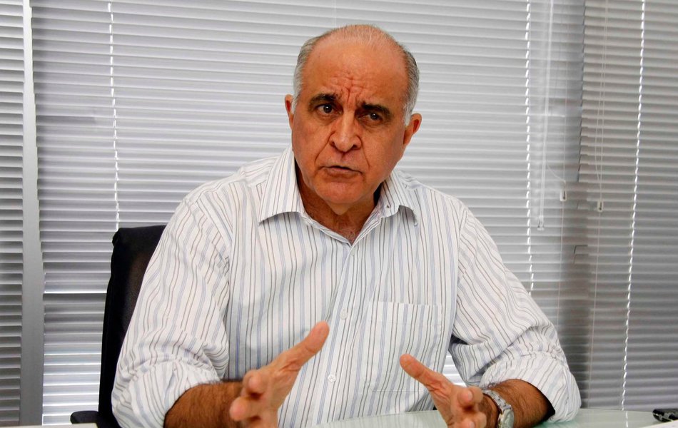 O secretário municipal da Fazenda, Paulo Souto, afirma que, "embora com o orçamento comprometido", a Prefeitura de Salvador garantirá seu "equilíbrio fiscal" em 2016; o total de recursos, antes estimado em R$ 6,6 bilhões, foi reduzido para R$ 5,5 bilhões pelo prefeito ACM Neto; "A prefeitura continua pagando em dia os servidores e fornecedores de equipamentos. É um grande esforço fazer isso, os projetos que foram pensados foram concluídos e outros estão em andamento", diz Souto; segundo ele, "o foco principal tem que ser controlar despesas"; mesmo assim, o secretário afirma que ACM entregará novos projetos e que neste ano a educação terá R$ 250 milhões a mais que em 2015 (Foto: Romulo Faro) O secretário municipal da Fazenda, Paulo Souto, afirma que, "embora com o orçamento comprometido", a Prefeitura de Salvador garantirá seu "equilíbrio fiscal" em 2016; o total de recursos, antes estimado em R$ 6,6 bilhões, foi reduzido para R$ 5,5 bilhões pelo prefeito ACM Neto; "A prefeitura continua pagando em dia os servidores e fornecedores de equipamentos. É um grande esforço fazer isso, os projetos que foram pensados foram concluídos e outros estão em andamento", diz Souto; segundo ele, "o foco principal tem que ser controlar despesas"; mesmo assim, o secretário afirma que ACM entregará novos projetos e que neste ano a educação terá R$ 250 milhões a mais que em 2015