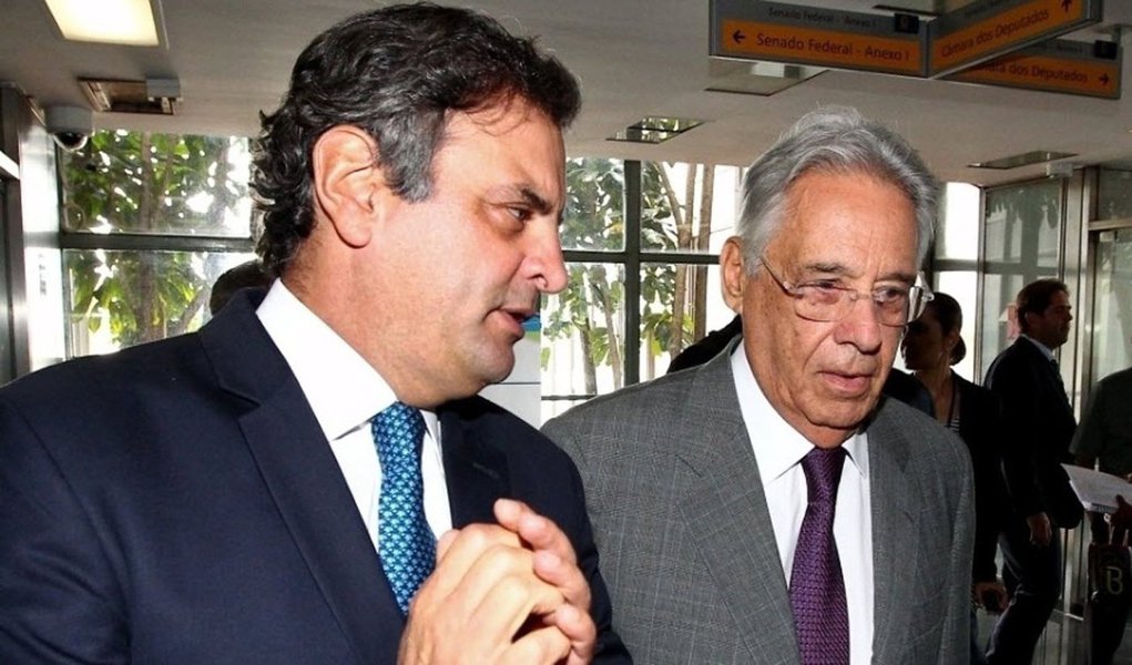 PSDB utilizou recursos do Fundo Partidário para custear as despesas de viagem do senador e presidente do partido, Aécio Neves (MG), para que este fosse aos Estados Unidos participar de um jantar em Nova York, no hotel Waldorf Astoria, em 2015, onde o ex-presidente Fernando Henrique Cardoso recebeu, juntamente com o ex-presidente norte-americano Bill Clinton, o título de Personalidade do Ano concedido pela Cãmara de Comércio Brasil-Estados Unidos; PSDB custeou, por meio de recursos do Fundo Partidário despesas de R$ 20.042,67, para que Aécio acompanhasse a homenagem (Foto: Paulo Emílio) PSDB utilizou recursos do Fundo Partidário para custear as despesas de viagem do senador e presidente do partido, Aécio Neves (MG), para que este fosse aos Estados Unidos participar de um jantar em Nova York, no hotel Waldorf Astoria, em 2015, onde o ex-presidente Fernando Henrique Cardoso recebeu, juntamente com o ex-presidente norte-americano Bill Clinton, o título de Personalidade do Ano concedido pela Cãmara de Comércio Brasil-Estados Unidos; PSDB custeou, por meio de recursos do Fundo Partidário despesas de R$ 20.042,67, para que Aécio acompanhasse a homenagem