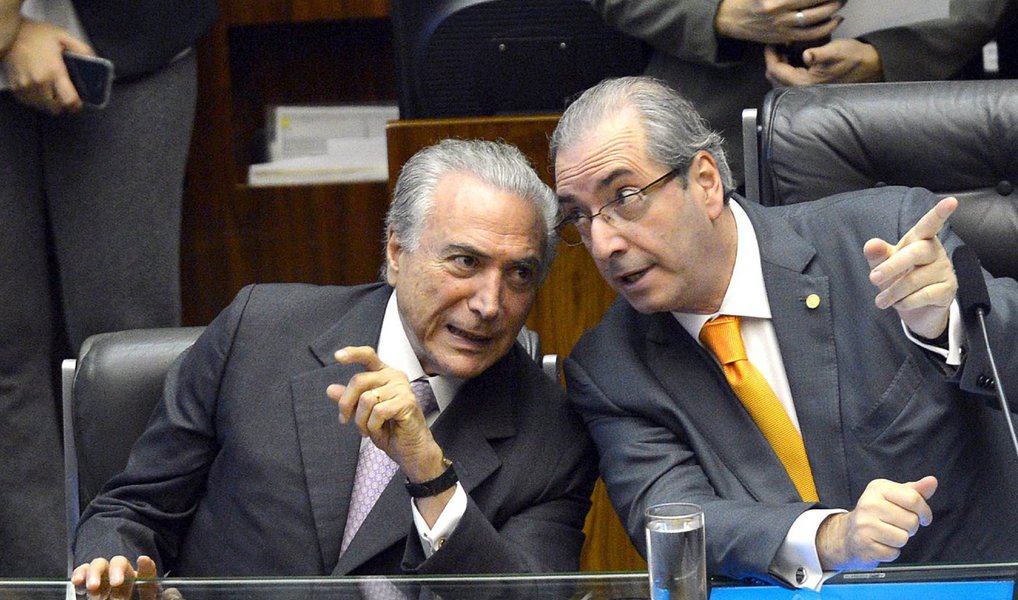 Poucos dias depois da sessão do STF, que, por 11 a zero, transformou Eduardo Cunha réu em um segundo processo na corte, o interino Michel Temer decidiu recebê-lo no Palácio do Jaburu para "avaliar o quadro político atual"; Cunha não confirmou o encontro, que acabou sendo confirmado por assessores de Temer; com a filha e a esposa nas mãos do juiz Sergio Moro e prestes a ser cassado na Câmara, Cunha, que foi o responsável principal pelo impeachment sem crime de responsabilidade, apela a Temer para tentar sobreviver (Foto: Gisele Federicce) Poucos dias depois da sessão do STF, que, por 11 a zero, transformou Eduardo Cunha réu em um segundo processo na corte, o interino Michel Temer decidiu recebê-lo no Palácio do Jaburu para "avaliar o quadro político atual"; Cunha não confirmou o encontro, que acabou sendo confirmado por assessores de Temer; com a filha e a esposa nas mãos do juiz Sergio Moro e prestes a ser cassado na Câmara, Cunha, que foi o responsável principal pelo impeachment sem crime de responsabilidade, apela a Temer para tentar sobreviver