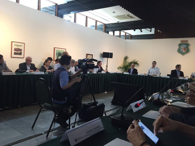 O governador Camilo Santana reuniu hoje, no Palácio da Abolição, representantes de vários setores para apresentar o quadro da situação hídrica do Ceará, particularmente de Fortaleza e Região Metropolitana, para o segundo semestre de 2016, após o encerramento do período da quadra chuvosa. Segundo o governador a situação está bastante crítica, com uma redução de 45,2% em relação à média de precipitações de chuva no estado, em 2016, o que representa a 8a. pior situação hídrica desde a grande seca de 1958 (Foto: Fatima 247) O governador Camilo Santana reuniu hoje, no Palácio da Abolição, representantes de vários setores para apresentar o quadro da situação hídrica do Ceará, particularmente de Fortaleza e Região Metropolitana, para o segundo semestre de 2016, após o encerramento do período da quadra chuvosa. Segundo o governador a situação está bastante crítica, com uma redução de 45,2% em relação à média de precipitações de chuva no estado, em 2016, o que representa a 8a. pior situação hídrica desde a grande seca de 1958