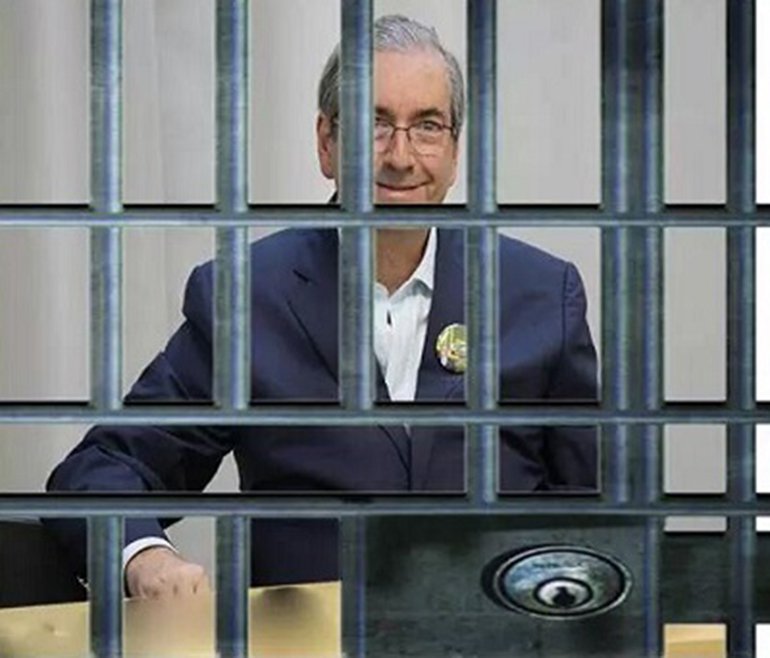 Pra ele a prisão não será o mesmo fardo que está sendo para Dirceu; oxalá não tenhamos aí dois presos e duas medidas. Certeza que Cláudia Cruz poderá ir visitá-lo quando bem quiser e lhe levar talheres de prata e guardanapos de seda para ele comer as xepas que virão de algum restaurante gran fino (Foto: Lelê Teles) Pra ele a prisão não será o mesmo fardo que está sendo para Dirceu; oxalá não tenhamos aí dois presos e duas medidas. Certeza que Cláudia Cruz poderá ir visitá-lo quando bem quiser e lhe levar talheres de prata e guardanapos de seda para ele comer as xepas que virão de algum restaurante gran fino