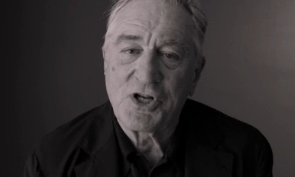 No vídeo de cerca de um minuto, o ator Robert de Niro chama Donald Trump de “estúpido”, “cão” e “porco”; “Deixa-me tão zangado que este país tenha chegado a este ponto em que este tolo chegou aonde chegou”, diz ainda (Foto: Leonardo Attuch) No vídeo de cerca de um minuto, o ator Robert de Niro chama Donald Trump de “estúpido”, “cão” e “porco”; “Deixa-me tão zangado que este país tenha chegado a este ponto em que este tolo chegou aonde chegou”, diz ainda