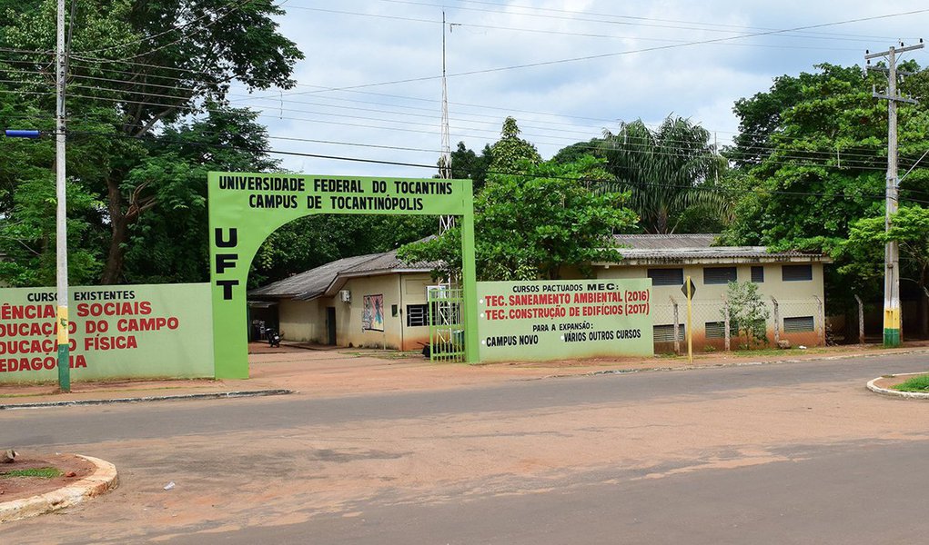 Estudantes organizam "Ato Contra a Pec 241" para a próxima segunda-feira (17) na Universidade Federal do Tocantins (UFT), em Palmas, com o objetivo de pressionar os deputados federais do Tocantins para que votem contra a PEC, que fixa um teto para os gastos públicos por 20 anos; no panfleto dos estudantes é informado que a proposta, além de condenar a população mais pobre e vulnerável a ter serviços de péssima qualidade, vai piorar os serviços; na rede social Facebook, foi criada uma página "Contra a PEC 241"; "Caso seja aprovada essa PEC inviabilizará as Universidades e Institutos Federais, irá sucatear o SUS e acabar com a precedência social. É a PEC do fim dos direitos sociais" , diz o texto
(Foto: Leonardo Lucena) Estudantes organizam "Ato Contra a Pec 241" para a próxima segunda-feira (17) na Universidade Federal do Tocantins (UFT), em Palmas, com o objetivo de pressionar os deputados federais do Tocantins para que votem contra a PEC, que fixa um teto para os gastos públicos por 20 anos; no panfleto dos estudantes é informado que a proposta, além de condenar a população mais pobre e vulnerável a ter serviços de péssima qualidade, vai piorar os serviços; na rede social Facebook, foi criada uma página "Contra a PEC 241"; "Caso seja aprovada essa PEC inviabilizará as Universidades e Institutos Federais, irá sucatear o SUS e acabar com a precedência social. É a PEC do fim dos direitos sociais" , diz o texto