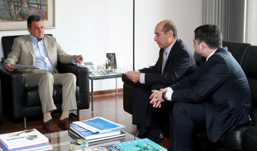 Dirigentes da fabricante de produtos de higiene pessoal e doméstica, Kimberly-Clark foram recebidos pelo governador Rui Costa, no prédio da Governadoria, para uma reunião de apresentação da empresa e do andamento da operação no Polo Industrial de Camaçari, onde está localizada a fábrica mais completa do grupo; foi discutida a possibilidade de novas ações da empresa na Bahia; atualmente, a planta de Camaçari é a única do Brasil que produz as quatro categorias de produtos de higiene, considerados de alto consumo, como fraldas, absorventes e papel higiênico; a empresa já investiu mais de R$ 100 milhões na economia baiana (Foto: Leonardo Lucena) Dirigentes da fabricante de produtos de higiene pessoal e doméstica, Kimberly-Clark foram recebidos pelo governador Rui Costa, no prédio da Governadoria, para uma reunião de apresentação da empresa e do andamento da operação no Polo Industrial de Camaçari, onde está localizada a fábrica mais completa do grupo; foi discutida a possibilidade de novas ações da empresa na Bahia; atualmente, a planta de Camaçari é a única do Brasil que produz as quatro categorias de produtos de higiene, considerados de alto consumo, como fraldas, absorventes e papel higiênico; a empresa já investiu mais de R$ 100 milhões na economia baiana