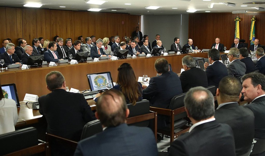 Em contrapartida à renegociação da dívida com a União, que concordou em dar seis meses de moratória e pagamentos inferiores aos valores originais das prestações por dois anos, Estados estão sendo pressionados pelo governo interino de Michel Temer a fazer privatizações; o governo do Rio de Janeiro já concordou em privatizar a Companhia Estadual de Águas e Esgotos (Cedae), estatal que faturou R$ 4,1 bilhões no ano passado; e Goiás, a Celg, a distribuidora de energia do Estado (Foto: Roberta Namour) Em contrapartida à renegociação da dívida com a União, que concordou em dar seis meses de moratória e pagamentos inferiores aos valores originais das prestações por dois anos, Estados estão sendo pressionados pelo governo interino de Michel Temer a fazer privatizações; o governo do Rio de Janeiro já concordou em privatizar a Companhia Estadual de Águas e Esgotos (Cedae), estatal que faturou R$ 4,1 bilhões no ano passado; e Goiás, a Celg, a distribuidora de energia do Estado