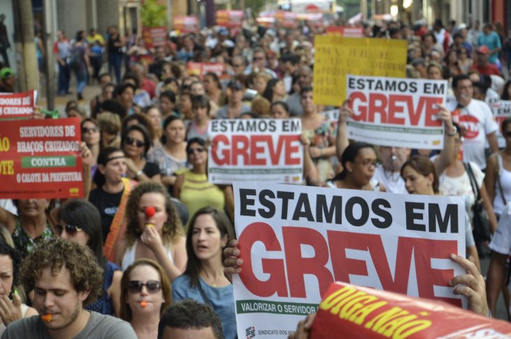 Neste Dia do Servidor Público, a comemoração se reveste de muita importância, não pelas boas notícias, mas sim pelo ataque sistemático aos direitos e benefícios dessa categoria (Foto: Graça Costa) Neste Dia do Servidor Público, a comemoração se reveste de muita importância, não pelas boas notícias, mas sim pelo ataque sistemático aos direitos e benefícios dessa categoria