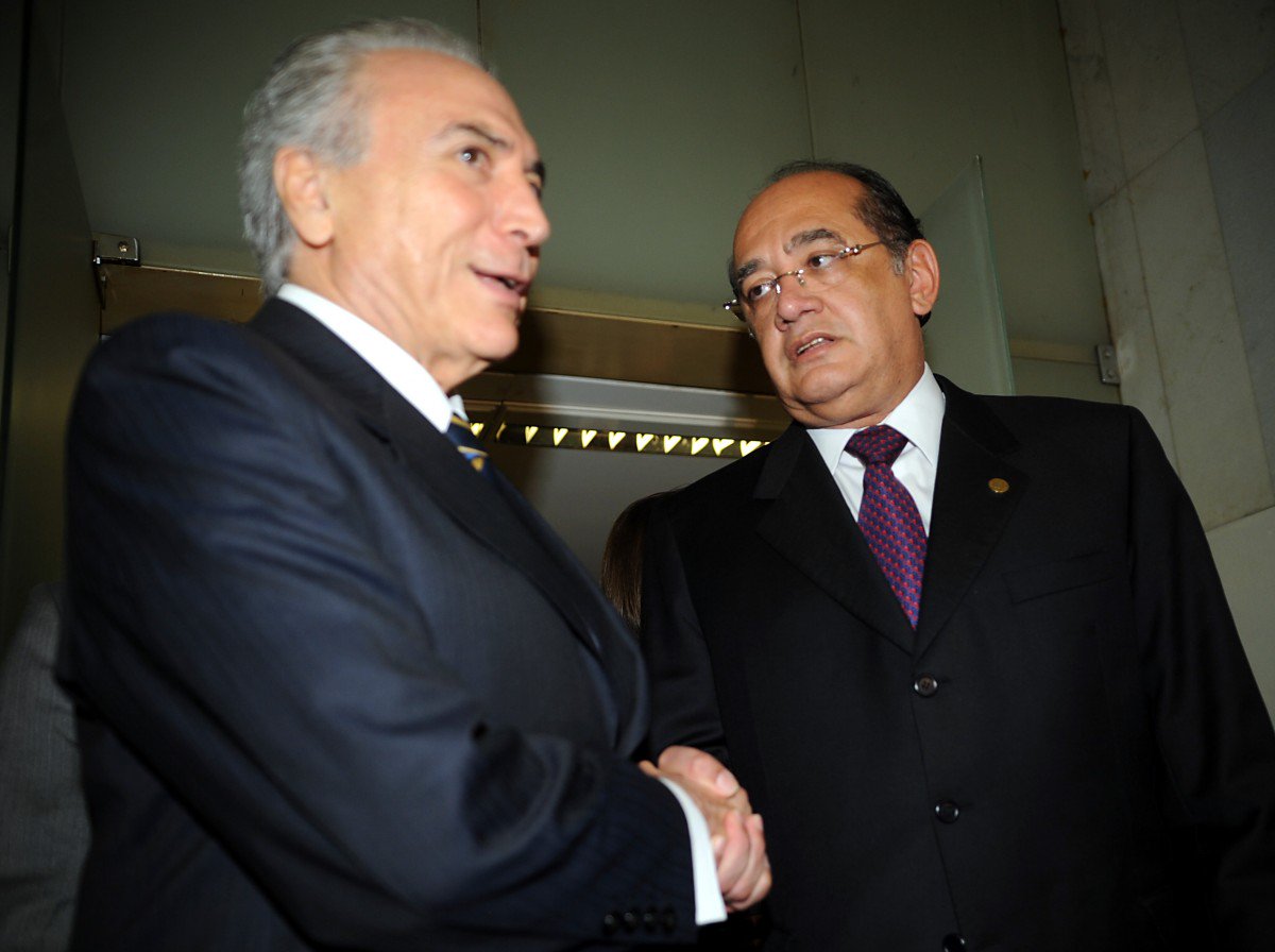 "Foi uma conversa de velhos amigos. Foi uma conversa geral, uma avaliação de momento. O pessoal está otimista com o bom resultado da eleição, da aprovação da PEC para refazer a situação muito difícil do país", disse o ministro Gilmar Mendes, presidente do Tribunal Superior Eleitoral, onde tramitam ações que podem afastar Michel Temer da presidência da República, após encontrar-se com ele no Palácio do Jaburu; ex-presidente Fernando Henrique Cardoso também participou, assim como o ministro Geddel Vieira Lima; principal ação que pede a cassação de Temer é movida pelo PSDB e Gilmar é quem definirá quando será colocada em pauta (Foto: Leonardo Attuch) "Foi uma conversa de velhos amigos. Foi uma conversa geral, uma avaliação de momento. O pessoal está otimista com o bom resultado da eleição, da aprovação da PEC para refazer a situação muito difícil do país", disse o ministro Gilmar Mendes, presidente do Tribunal Superior Eleitoral, onde tramitam ações que podem afastar Michel Temer da presidência da República, após encontrar-se com ele no Palácio do Jaburu; ex-presidente Fernando Henrique Cardoso também participou, assim como o ministro Geddel Vieira Lima; principal ação que pede a cassação de Temer é movida pelo PSDB e Gilmar é quem definirá quando será colocada em pauta