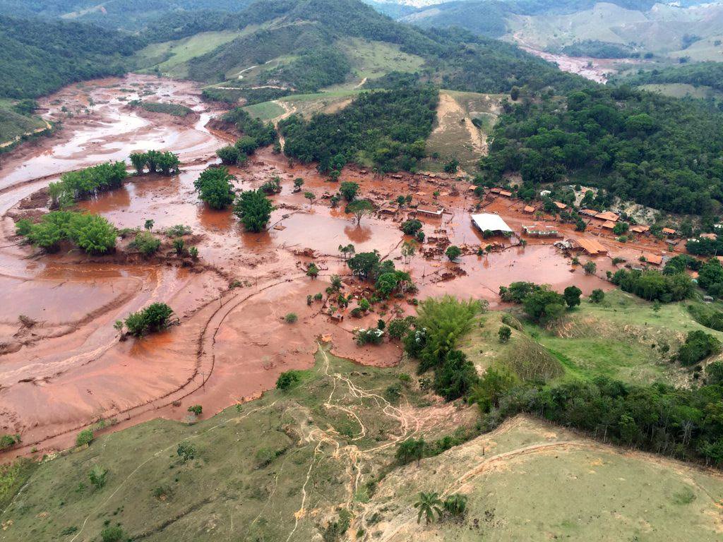Mariana (MG) - barragem pertencente à mineradora Samarco se rompeu no distrito de Bento Rodrigues, zona rural a 23 quilômetros de Mariana, em Minas Gerais (Corpo de Bombeiros/MG - Divulgação) (Foto: Leonardo Lucena) Mariana (MG) - barragem pertencente à mineradora Samarco se rompeu no distrito de Bento Rodrigues, zona rural a 23 quilômetros de Mariana, em Minas Gerais (Corpo de Bombeiros/MG - Divulgação)